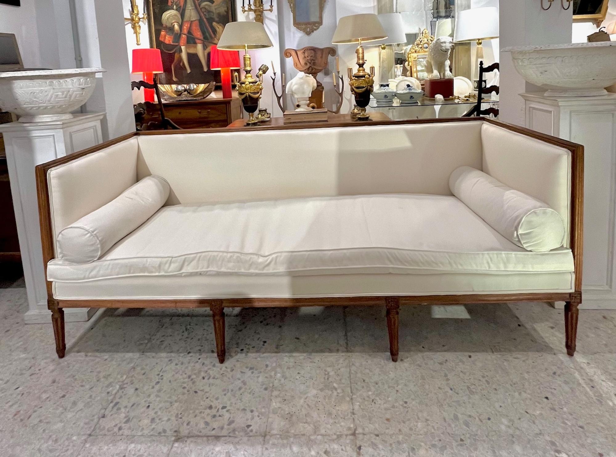 Französisches Directoire-Sofa des 18. Jahrhunderts in Nussbaum und cremefarbener Polsterung im Angebot 10