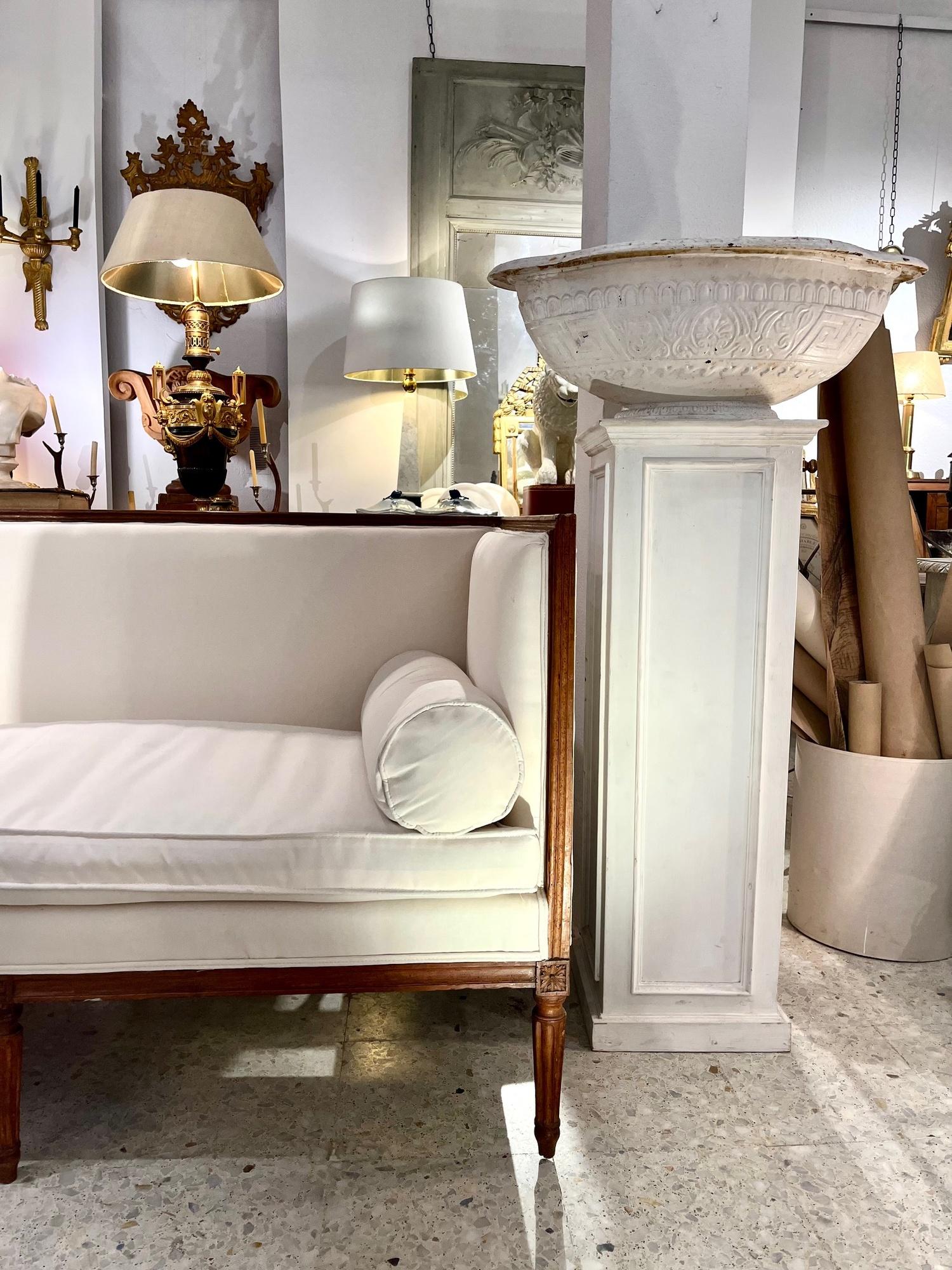 Französisches Directoire-Sofa des 18. Jahrhunderts in Nussbaum und cremefarbener Polsterung im Angebot 11