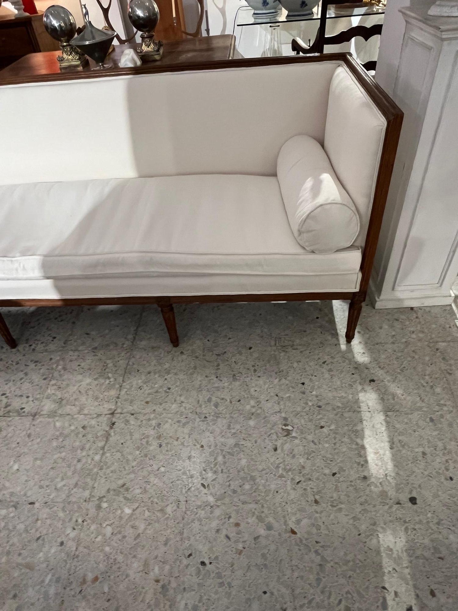 Französisches Directoire-Sofa des 18. Jahrhunderts in Nussbaum und cremefarbener Polsterung im Angebot 14