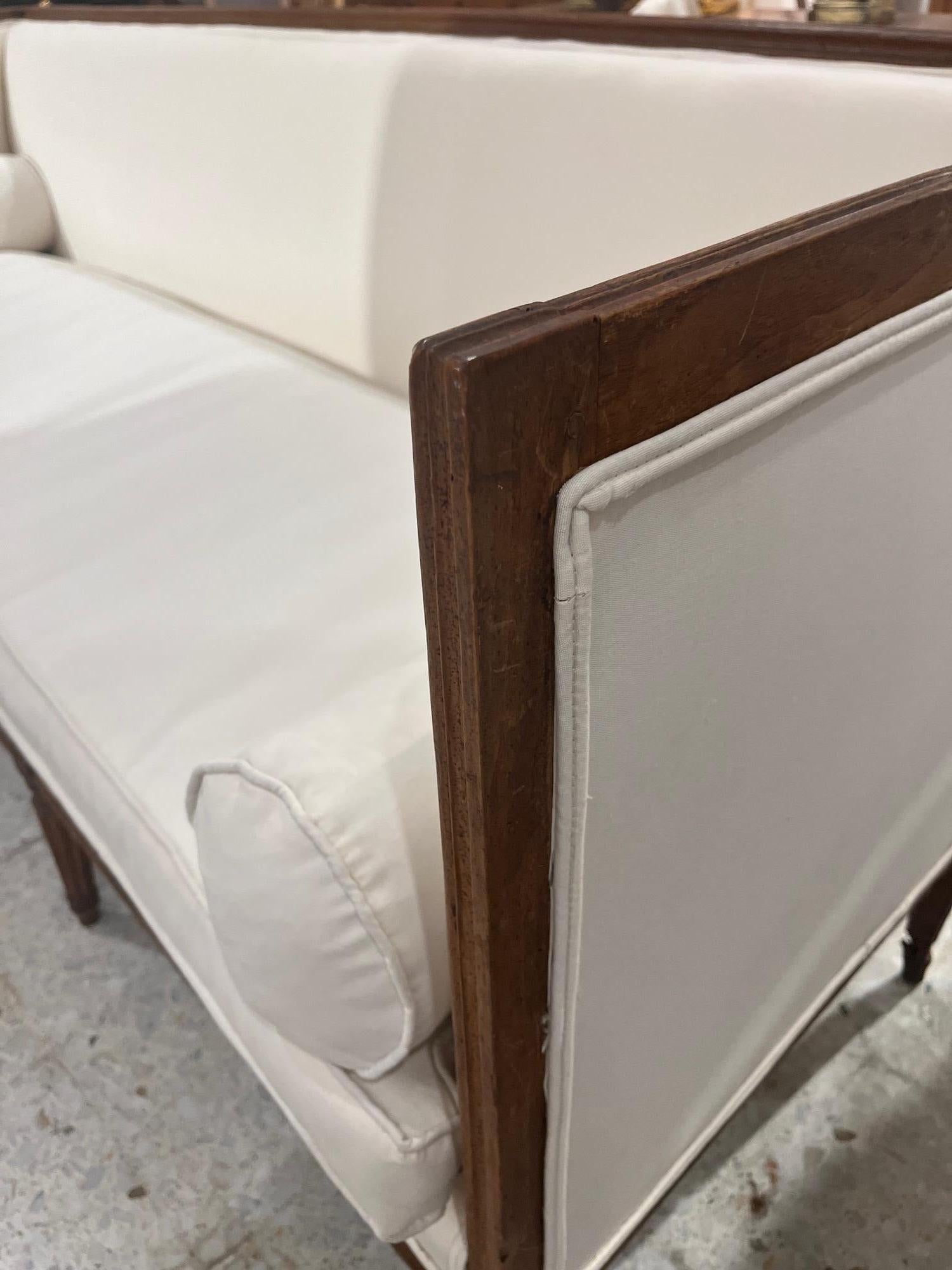 Französisches Directoire-Sofa des 18. Jahrhunderts in Nussbaum und cremefarbener Polsterung (Europäisch) im Angebot