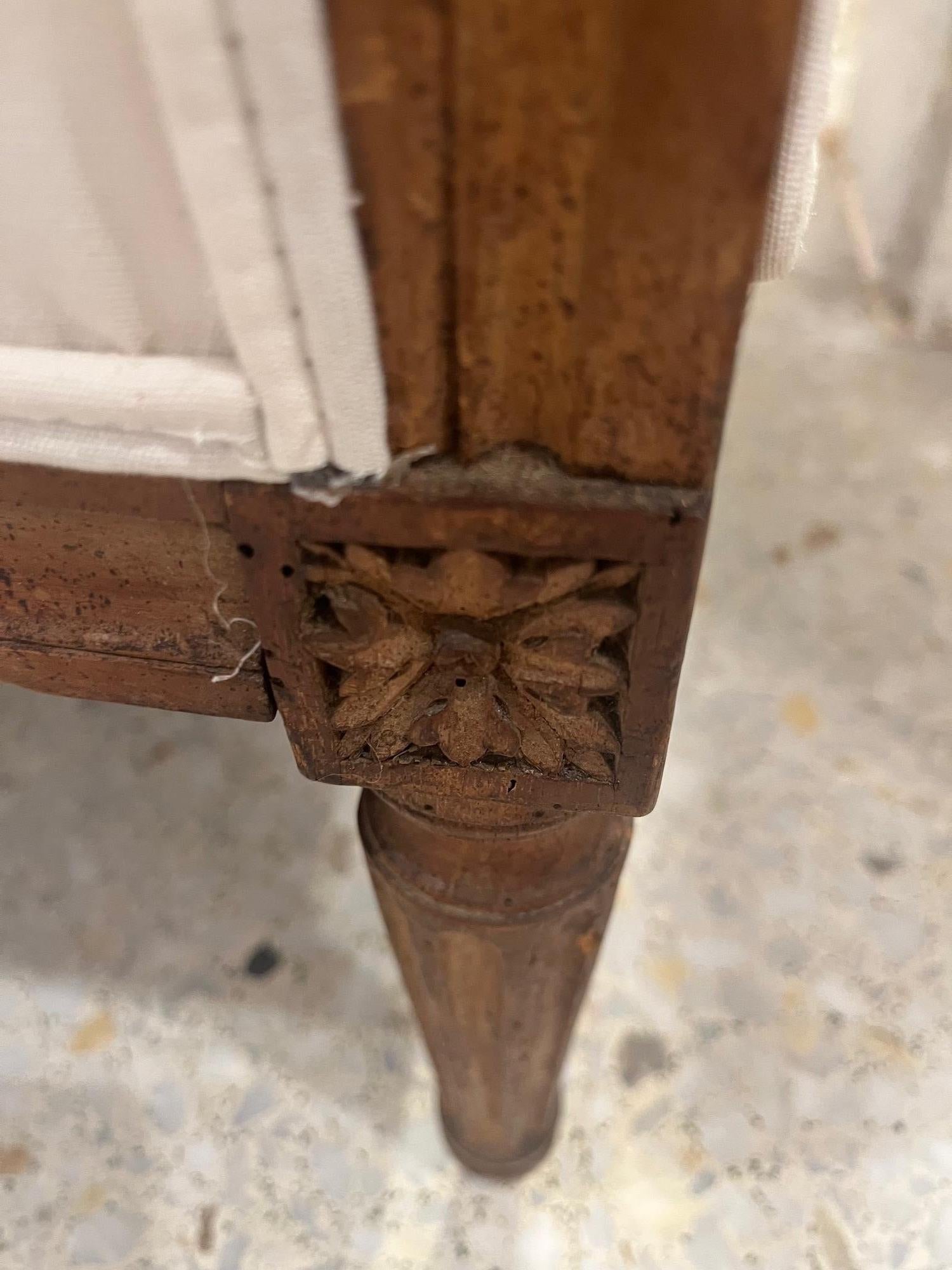 Französisches Directoire-Sofa des 18. Jahrhunderts in Nussbaum und cremefarbener Polsterung (Handgefertigt) im Angebot