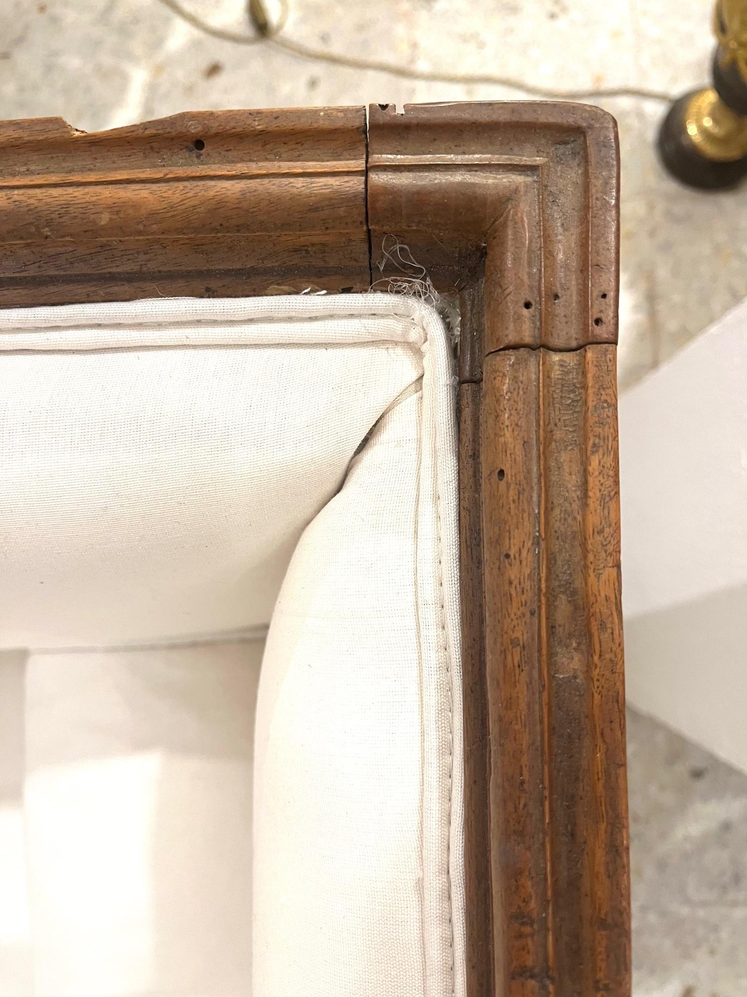 Französisches Directoire-Sofa des 18. Jahrhunderts in Nussbaum und cremefarbener Polsterung im Zustand „Gut“ im Angebot in Madrid, ES