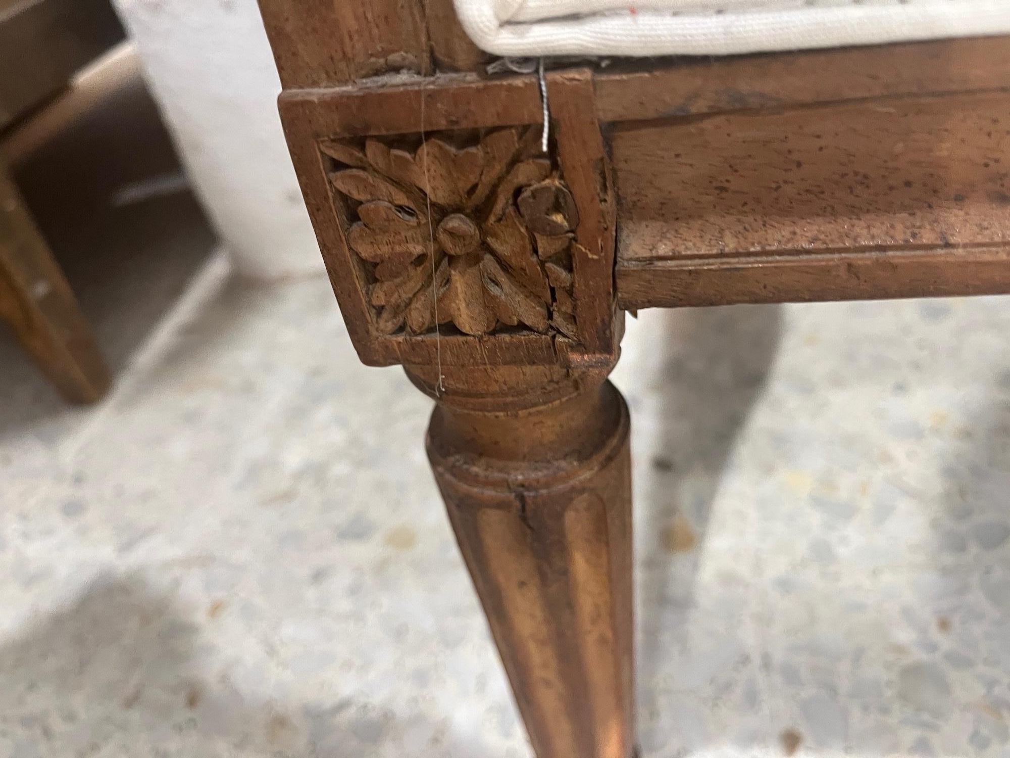 Französisches Directoire-Sofa des 18. Jahrhunderts in Nussbaum und cremefarbener Polsterung (Stoff) im Angebot