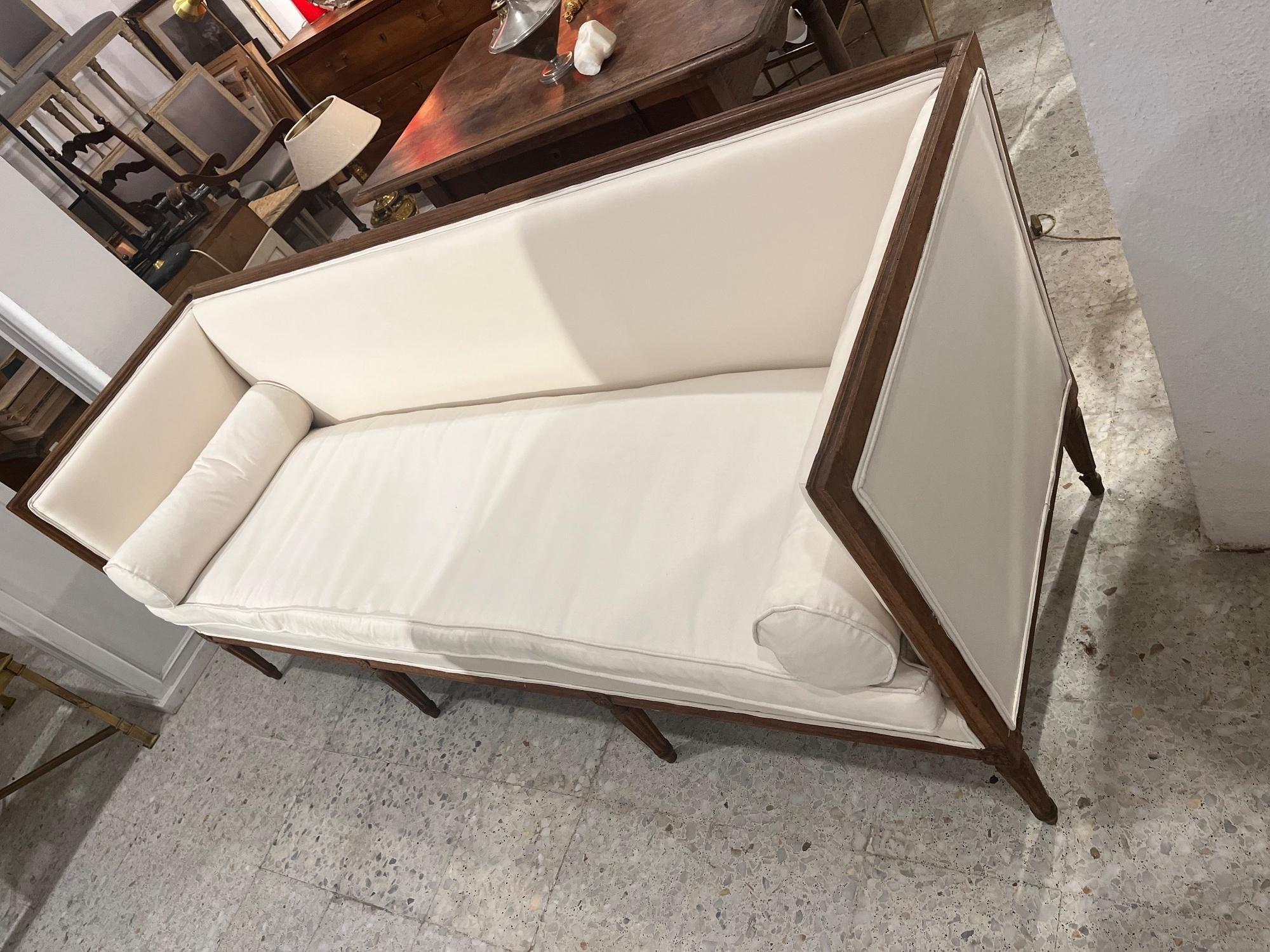 Französisches Directoire-Sofa des 18. Jahrhunderts in Nussbaum und cremefarbener Polsterung im Angebot 1