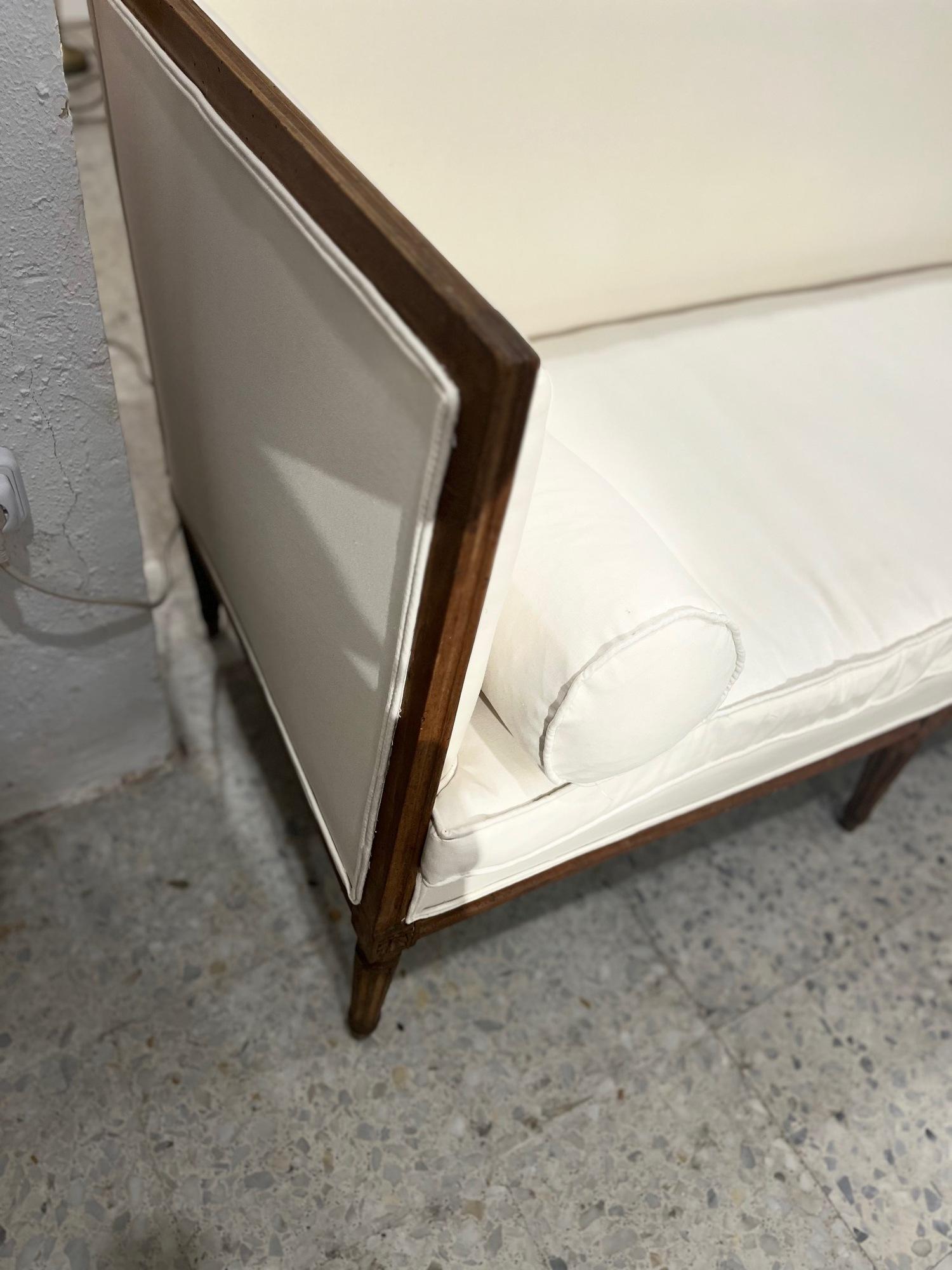 Französisches Directoire-Sofa des 18. Jahrhunderts in Nussbaum und cremefarbener Polsterung im Angebot 2
