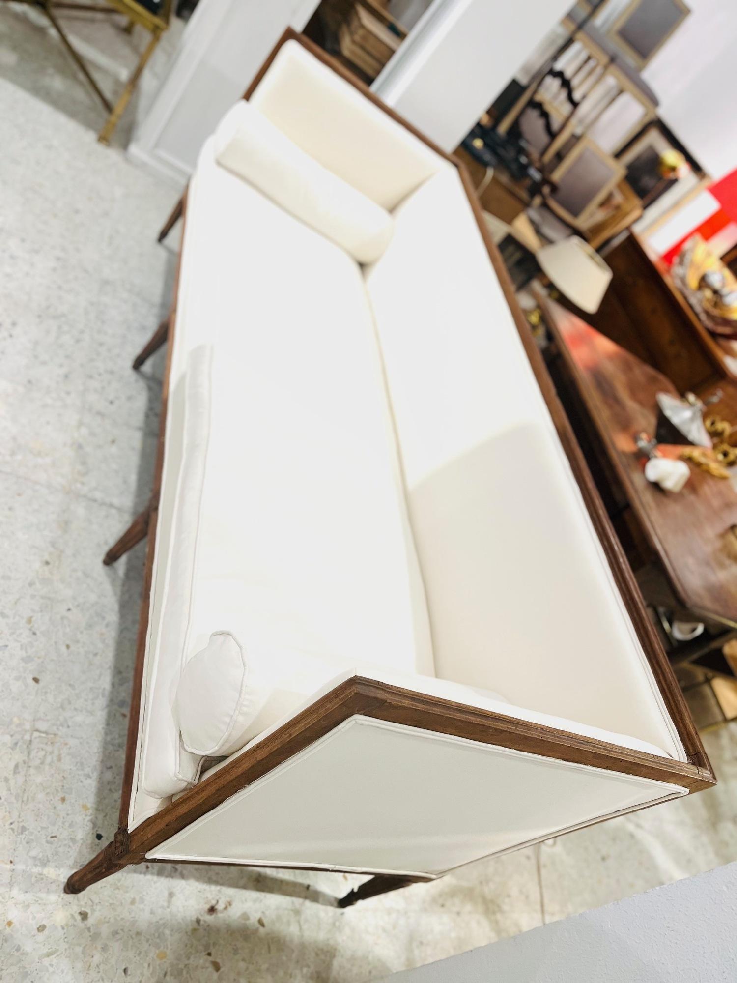 Französisches Directoire-Sofa des 18. Jahrhunderts in Nussbaum und cremefarbener Polsterung im Angebot 3