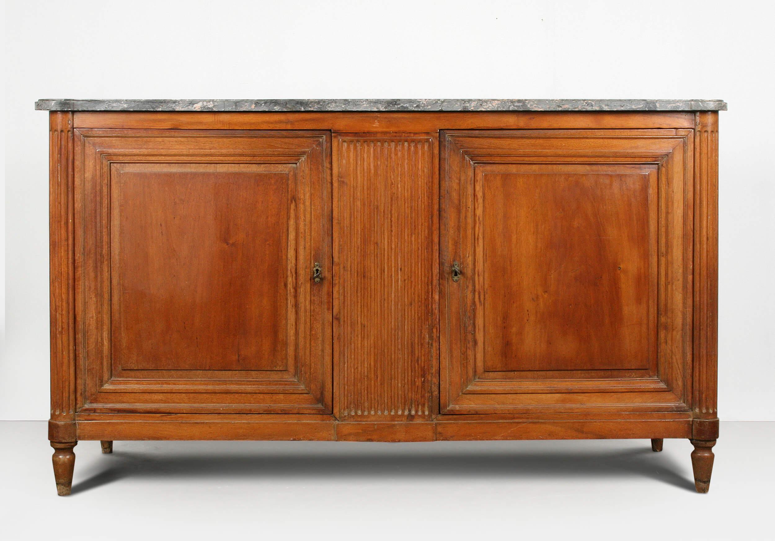 A large walnut hunting 2-door buffet / dresser. It is made in 1770-1790, in the Louis XVI period. In France called a 