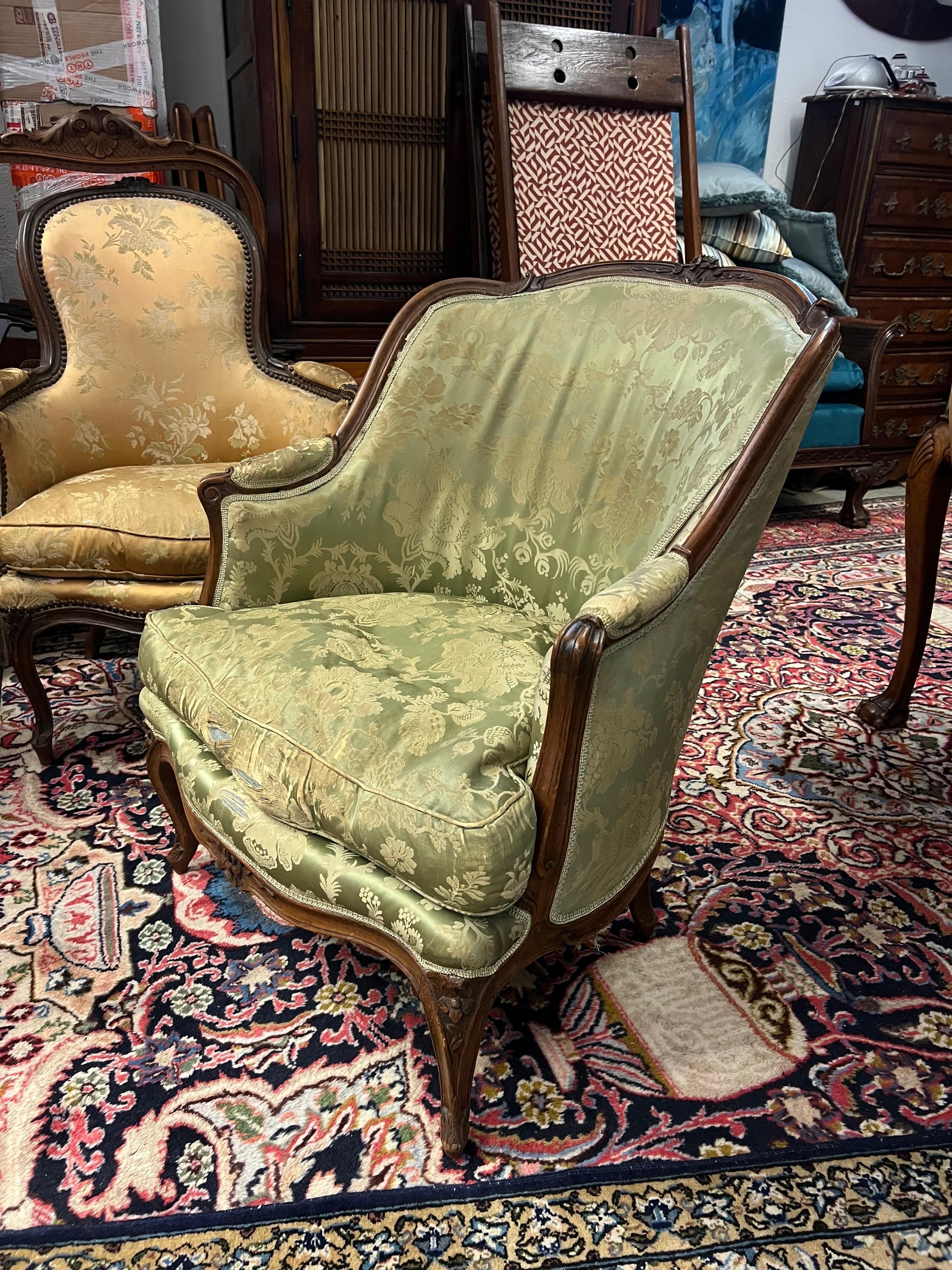 18th Century French duchesse part Louis XV period in hand molded and carved walnut frame steel wearing an original upholstery.
Good authentic condition of the frame but the upholstery needs to be changed.
France, circa 1750