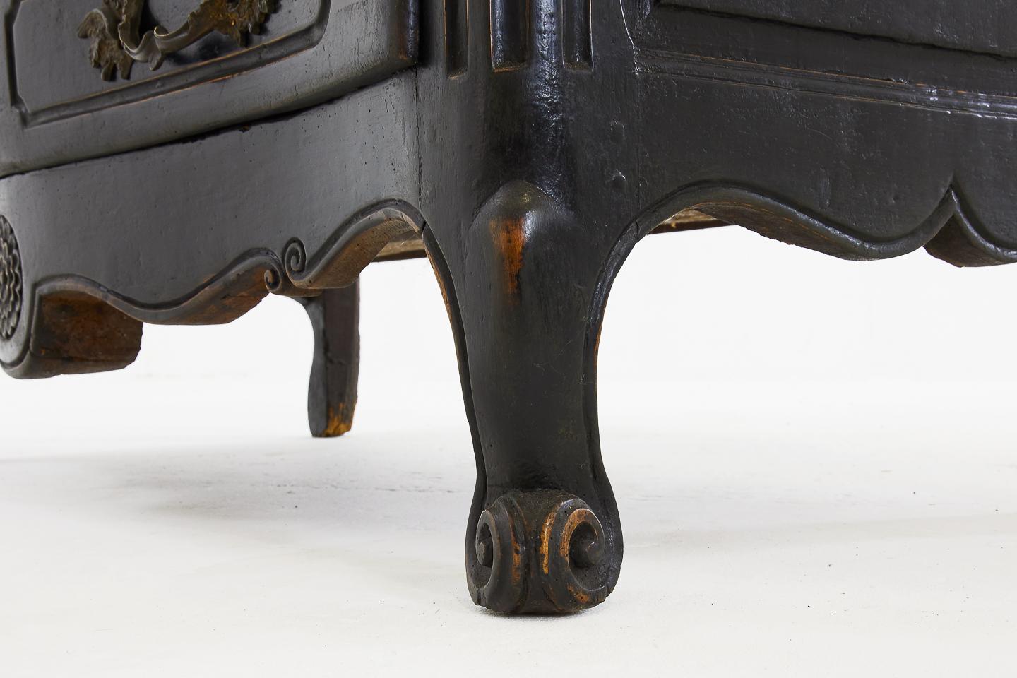 18th Century French Ebonized Commode In Good Condition In Gloucestershire, GB