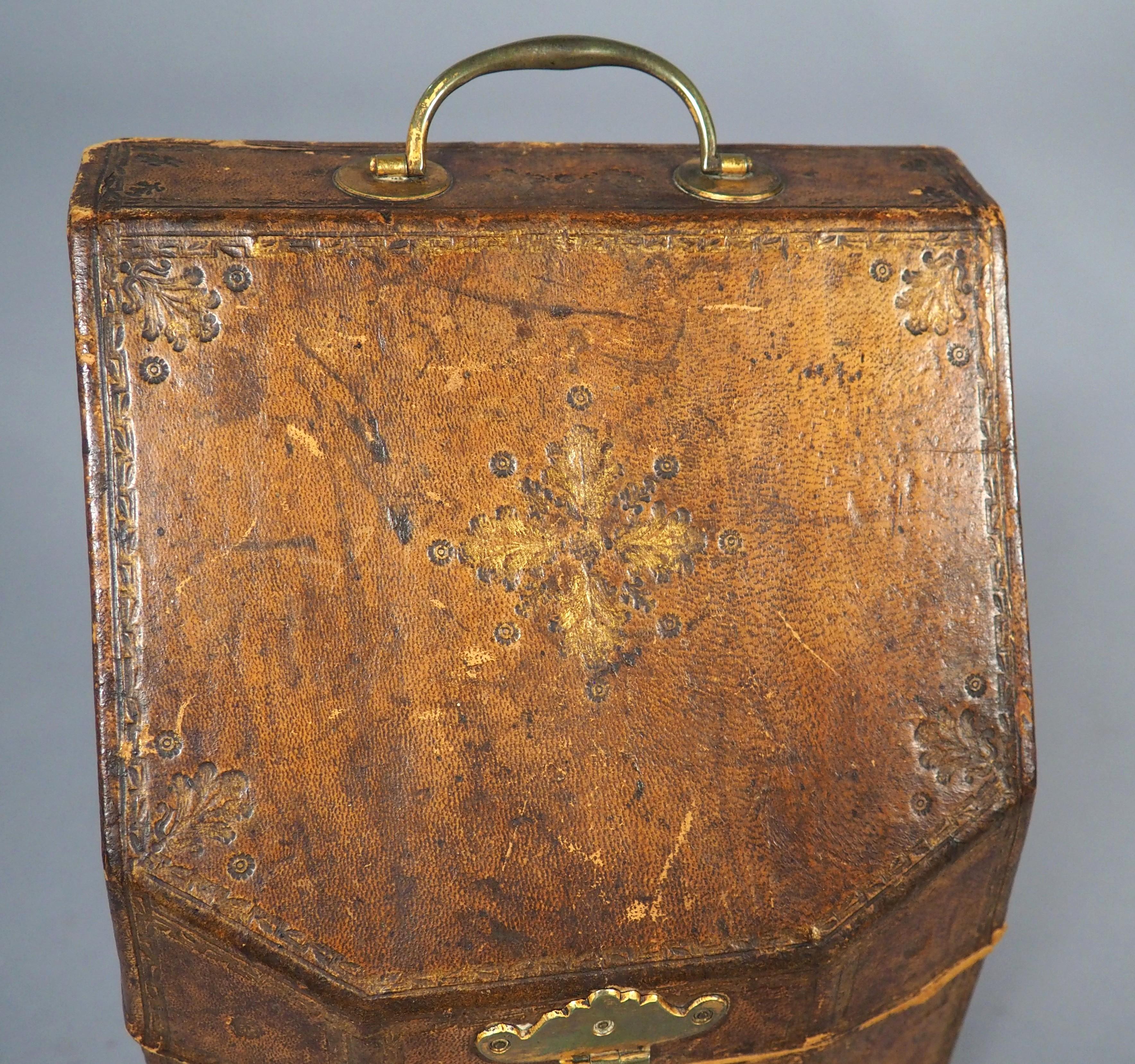 Boîte à lettres en cuir gaufré du XVIIIe siècle, 