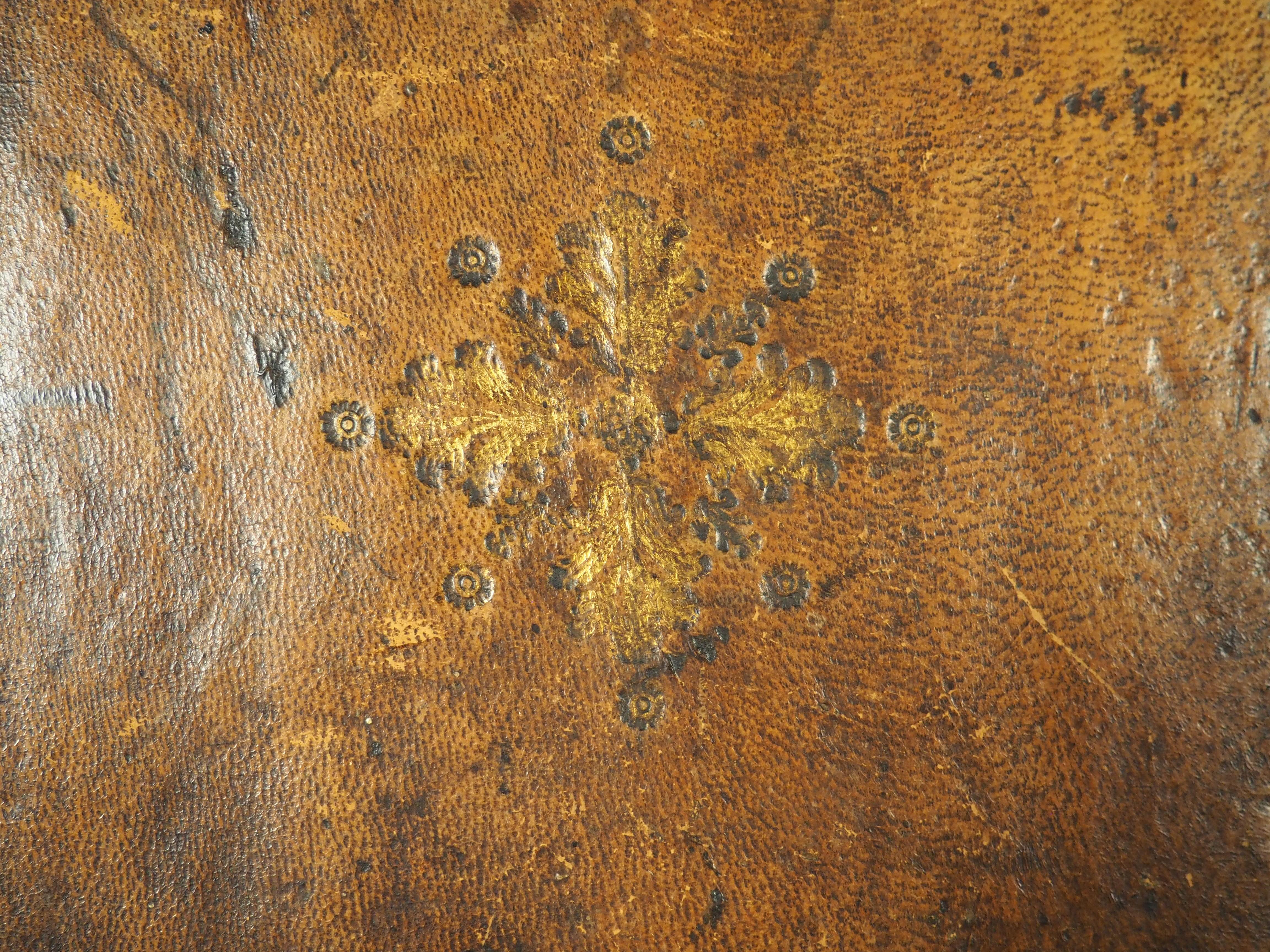 Boîte à lettres en cuir gaufré du XVIIIe siècle, 