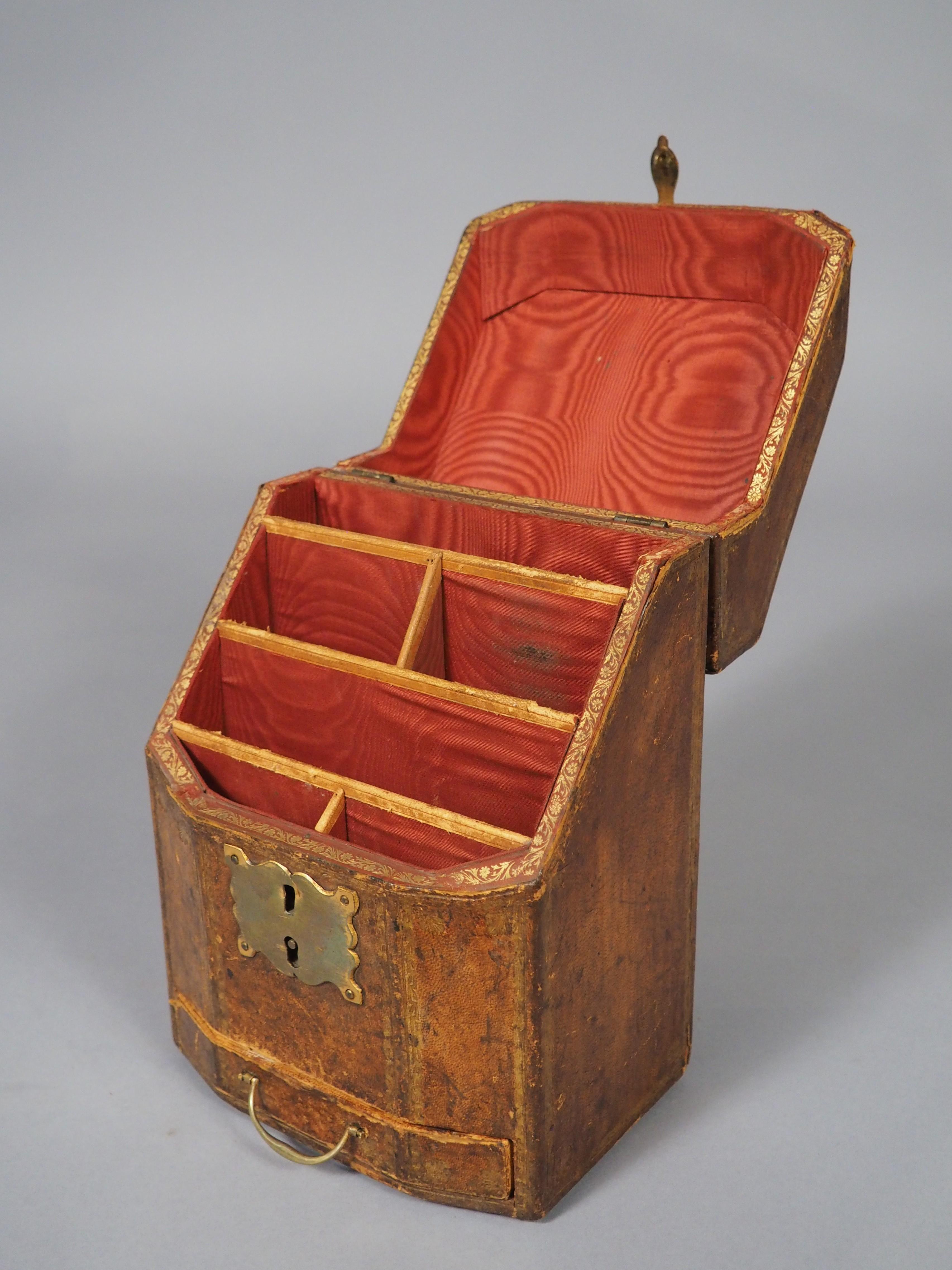 Boîte à lettres en cuir gaufré du XVIIIe siècle, 