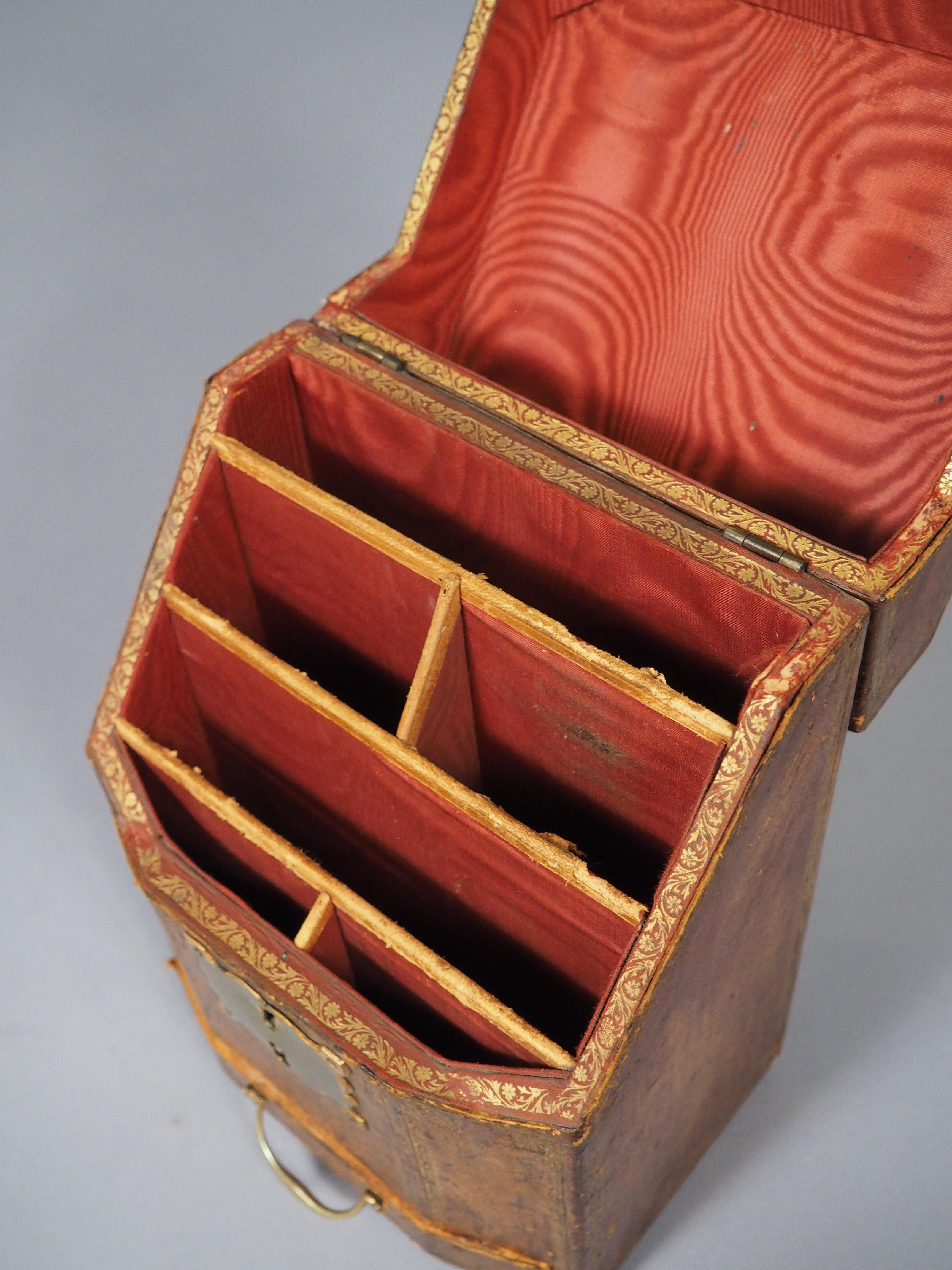 Boîte à lettres en cuir gaufré du XVIIIe siècle, 