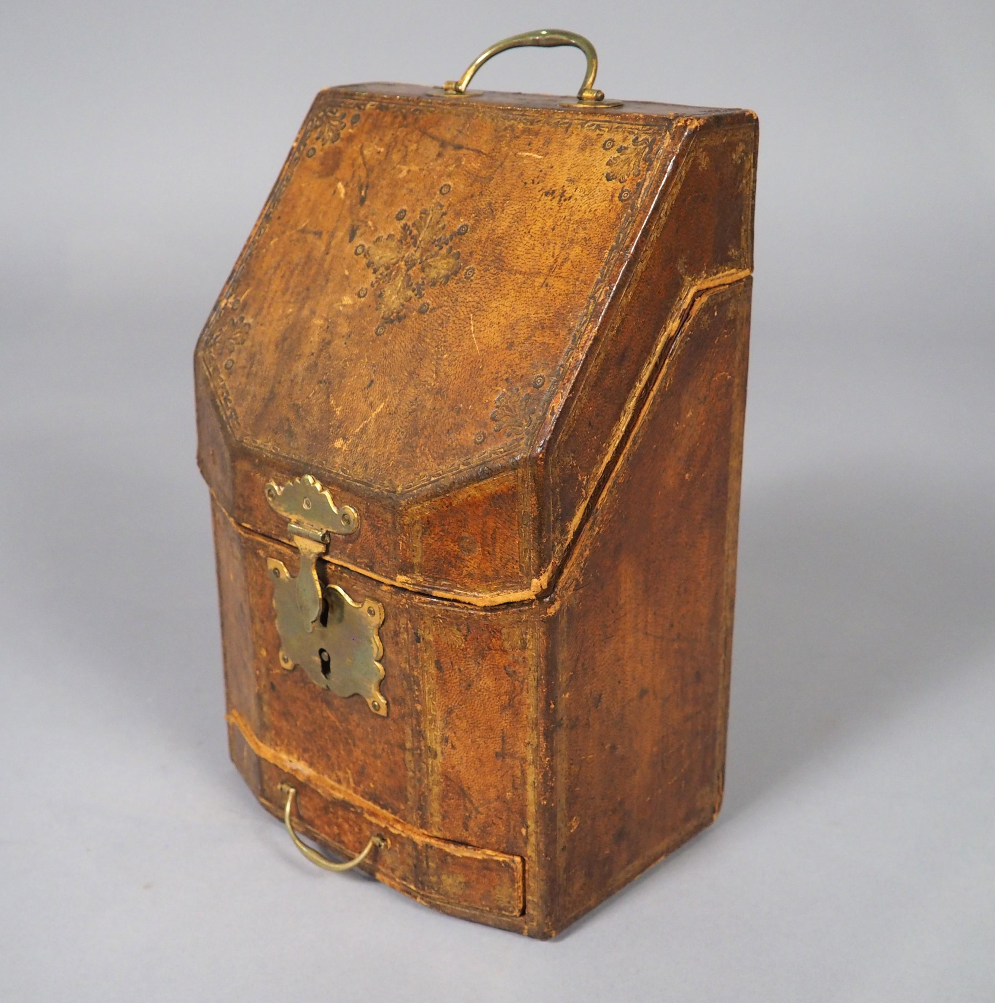 Boîte à lettres en cuir gaufré du XVIIIe siècle, 