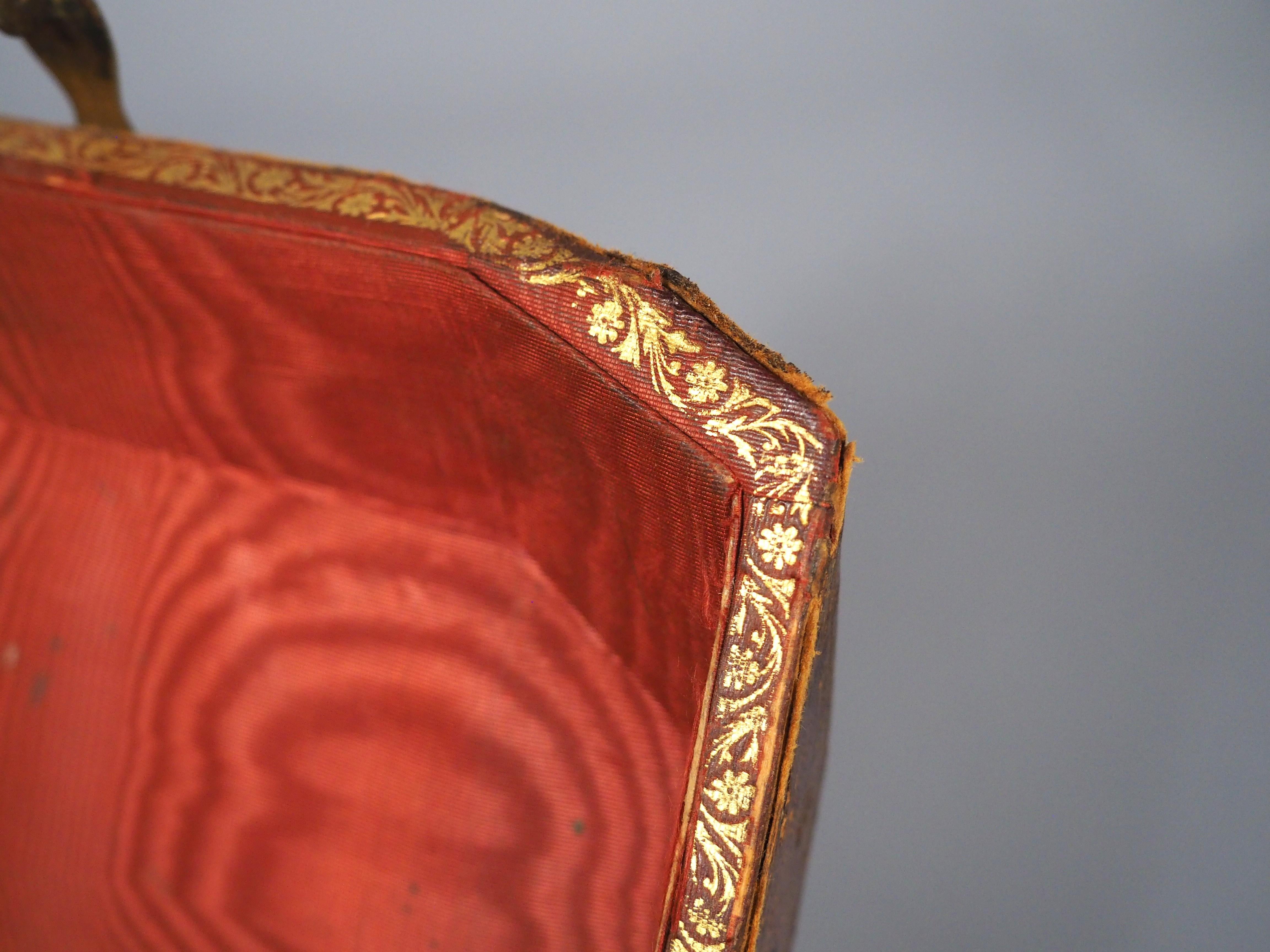 Plus d'informations bientôt...

Connue sous le nom de coffret à courrier, cette boîte à lettres française aurait été utilisée dans les années 1700 pour dissimuler des papiers privés ou des objets de valeur.  L'extérieur en cuir est orné d'un décor