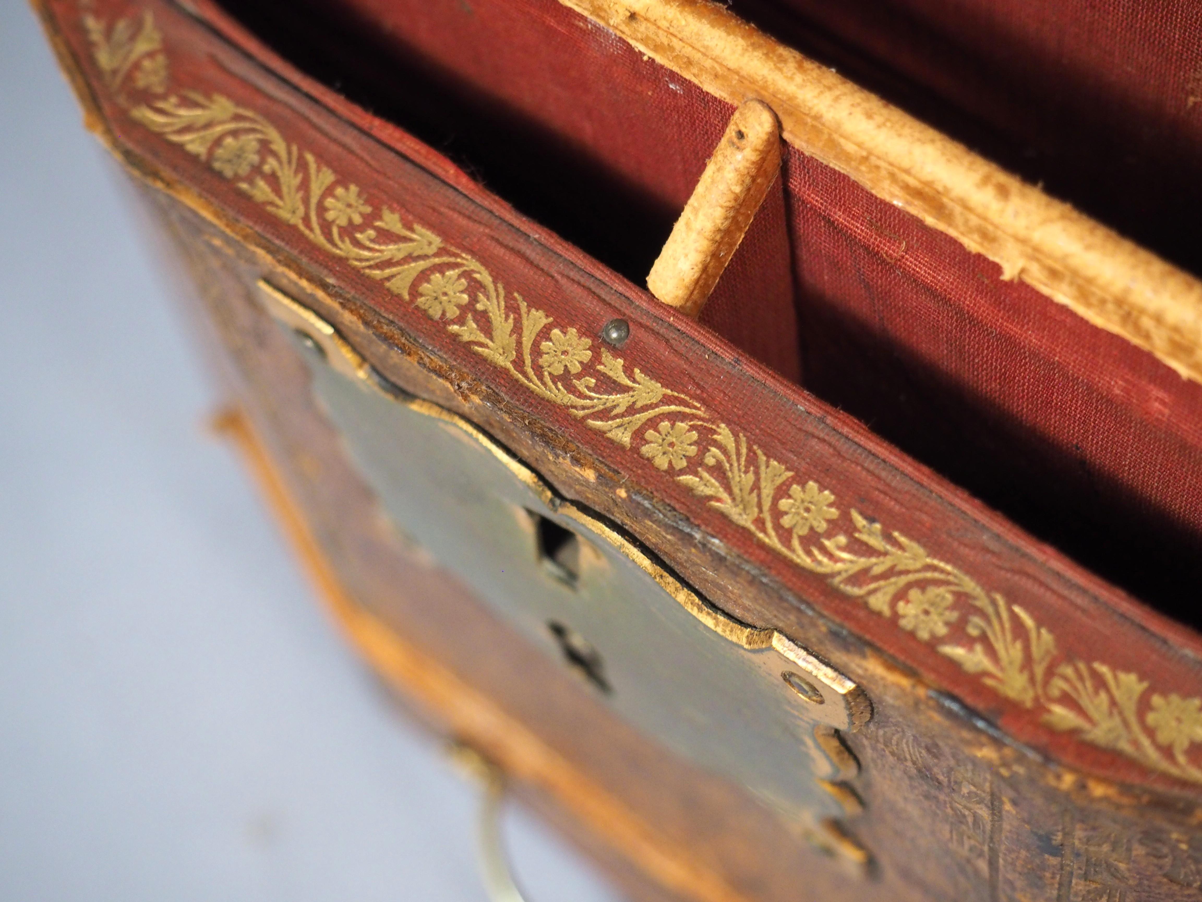 Français Boîte à lettres en cuir gaufré du XVIIIe siècle, 
