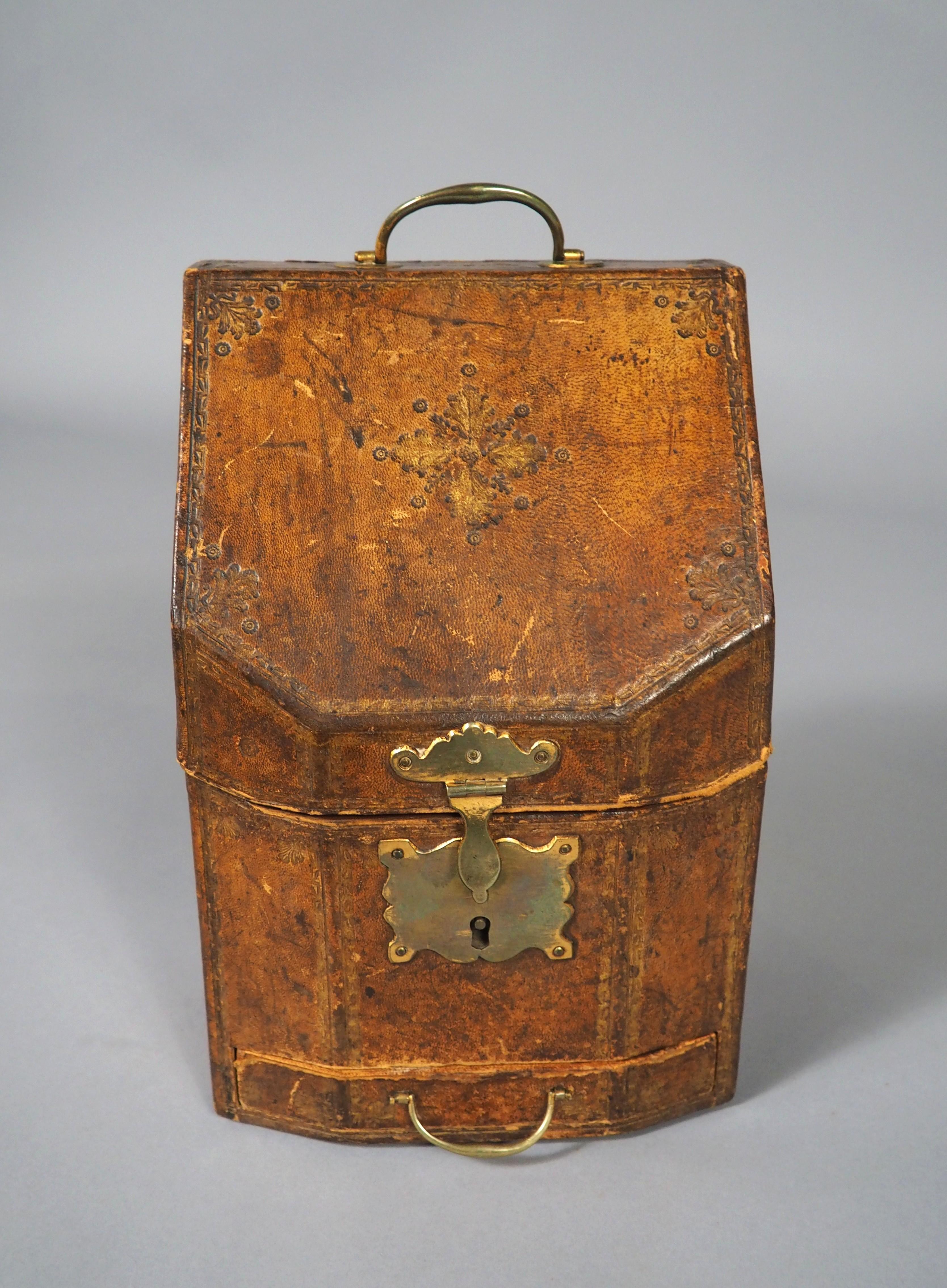 Embossé Boîte à lettres en cuir gaufré du XVIIIe siècle, 