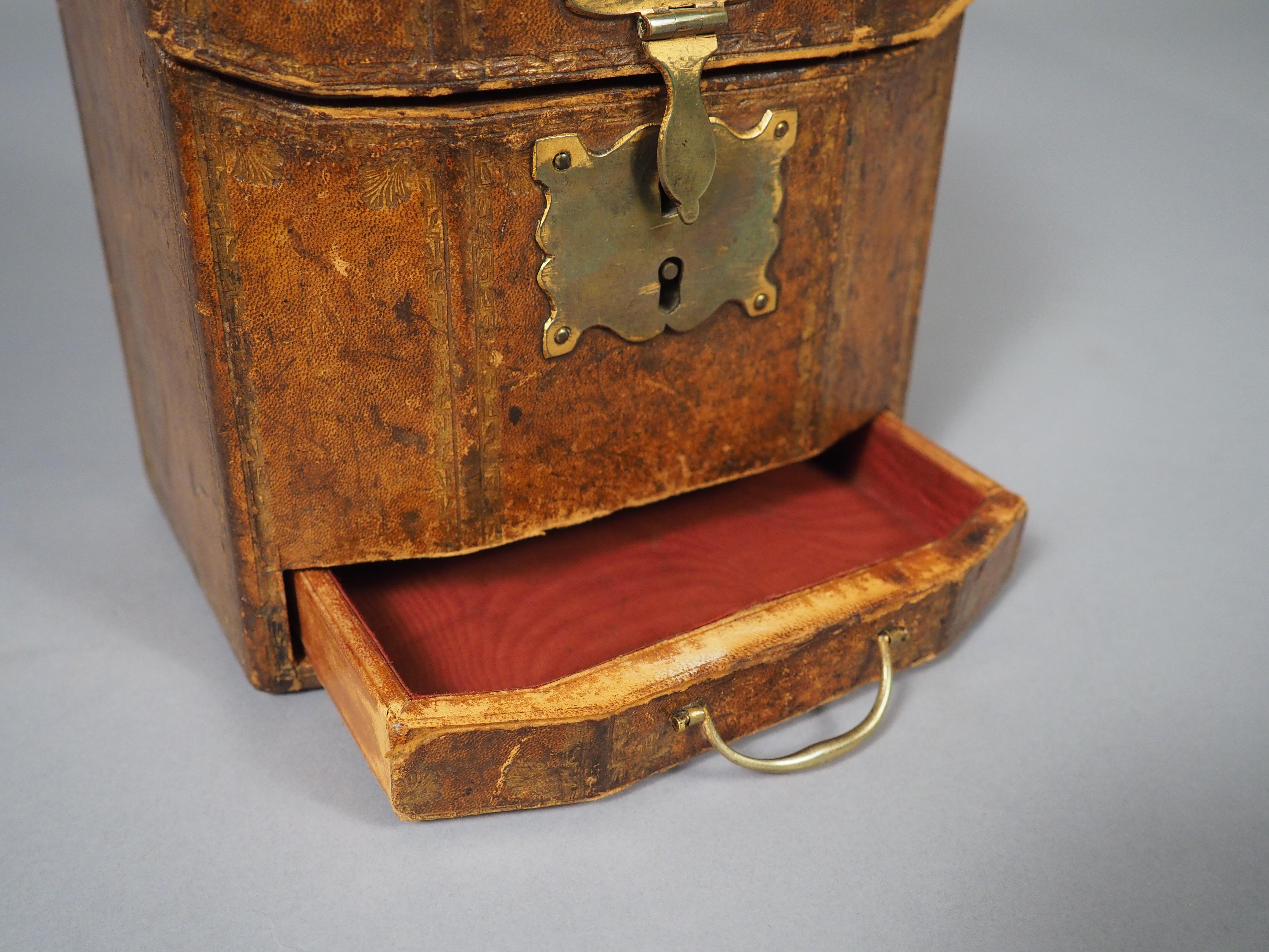 Boîte à lettres en cuir gaufré du XVIIIe siècle, 