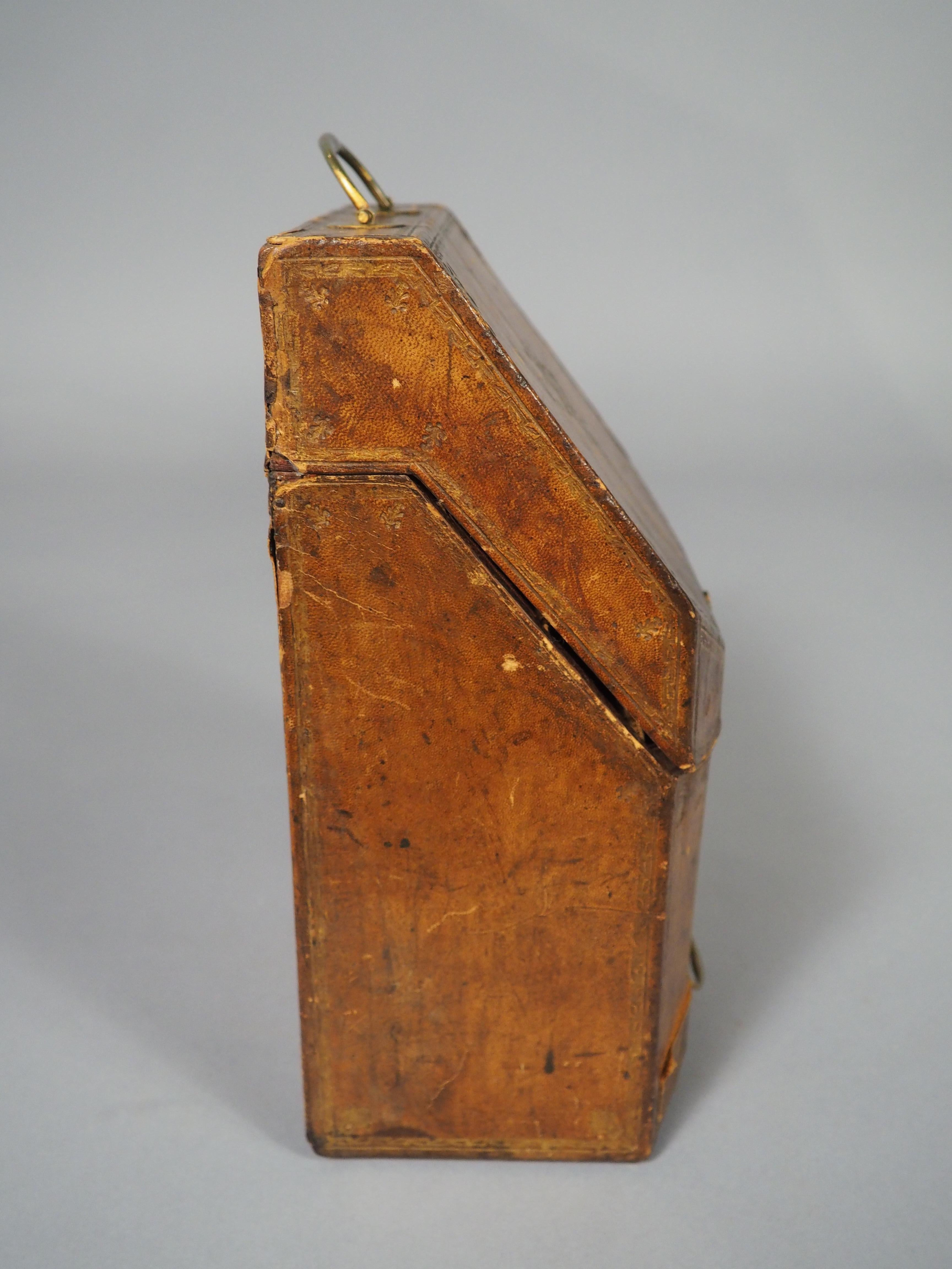 XVIIIe siècle et antérieur Boîte à lettres en cuir gaufré du XVIIIe siècle, 
