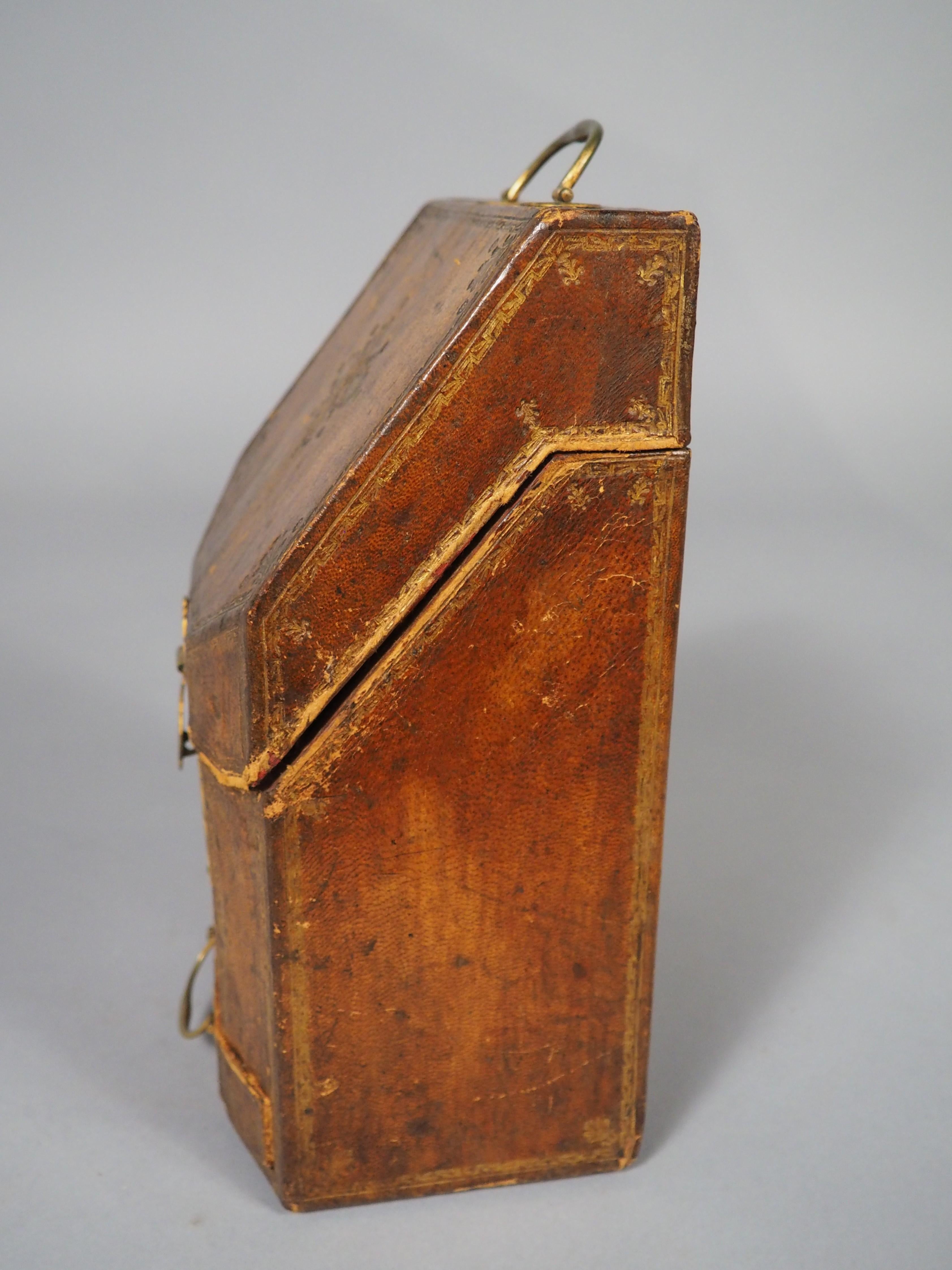 Boîte à lettres en cuir gaufré du XVIIIe siècle, 