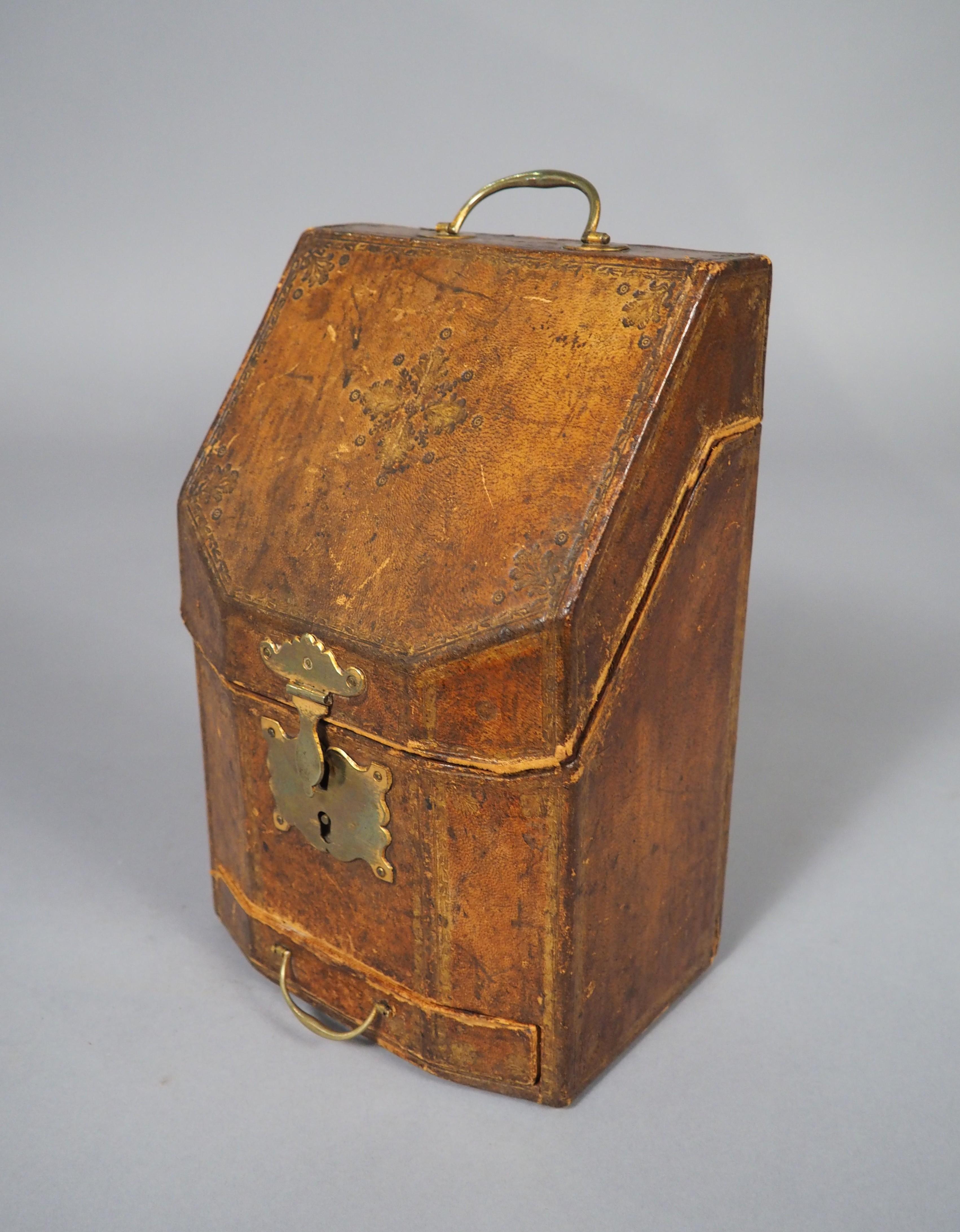 Boîte à lettres en cuir gaufré du XVIIIe siècle, 