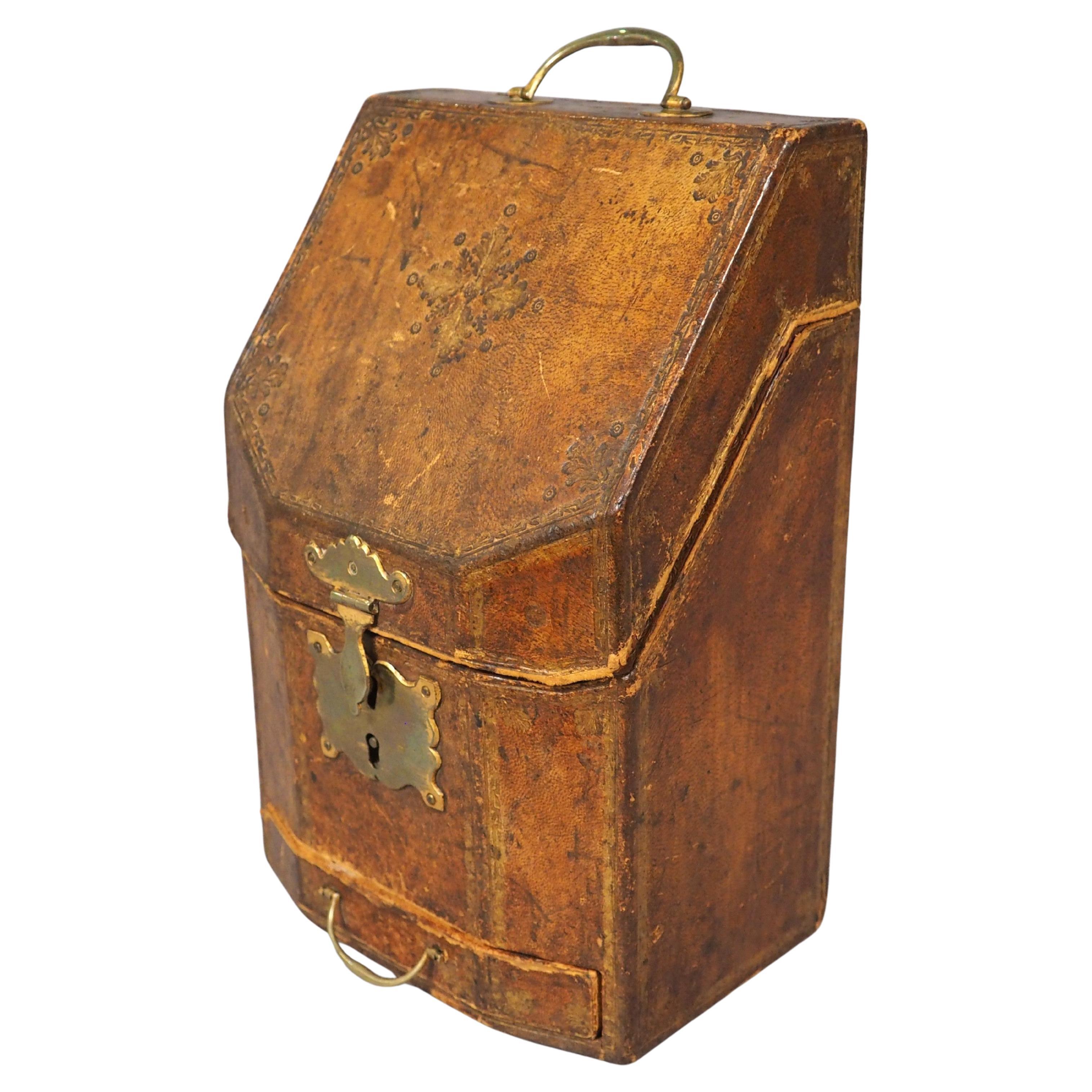 Cassetta delle lettere in pelle goffrata del XVIII secolo, "Coffret a Courrier".