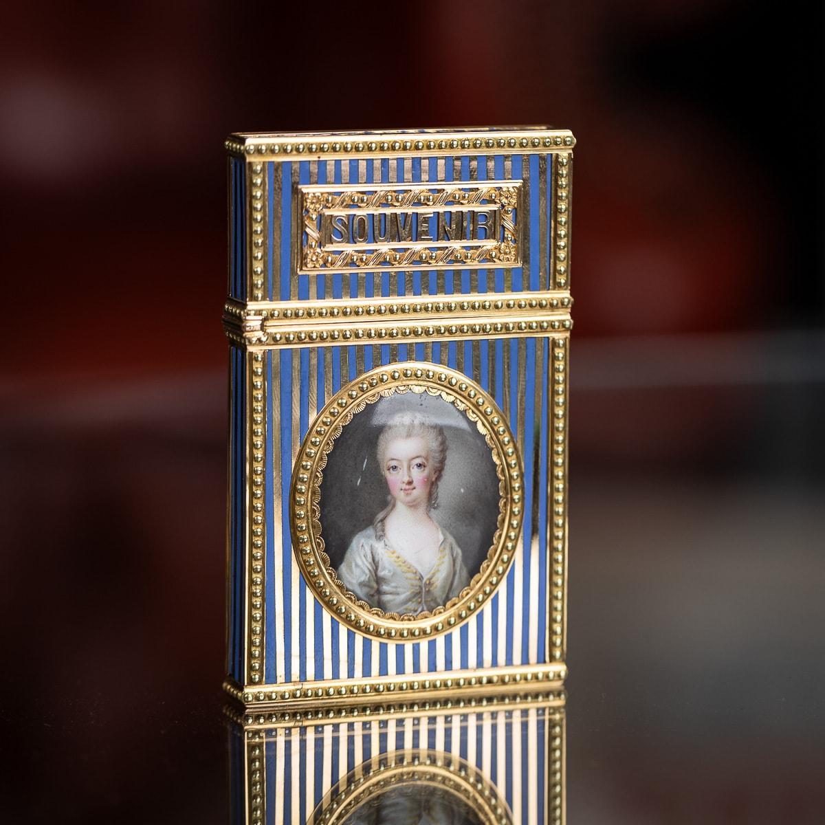 Antique French del XVIII secolo, carnet-de-bal in oro 18k e smalto. Il pezzo presenta bordi con perline e strisce blu fiordaliso, un lato è ornato da una miniatura di una dama in abito bianco con ricami dorati, il coperchio è incastonato con una