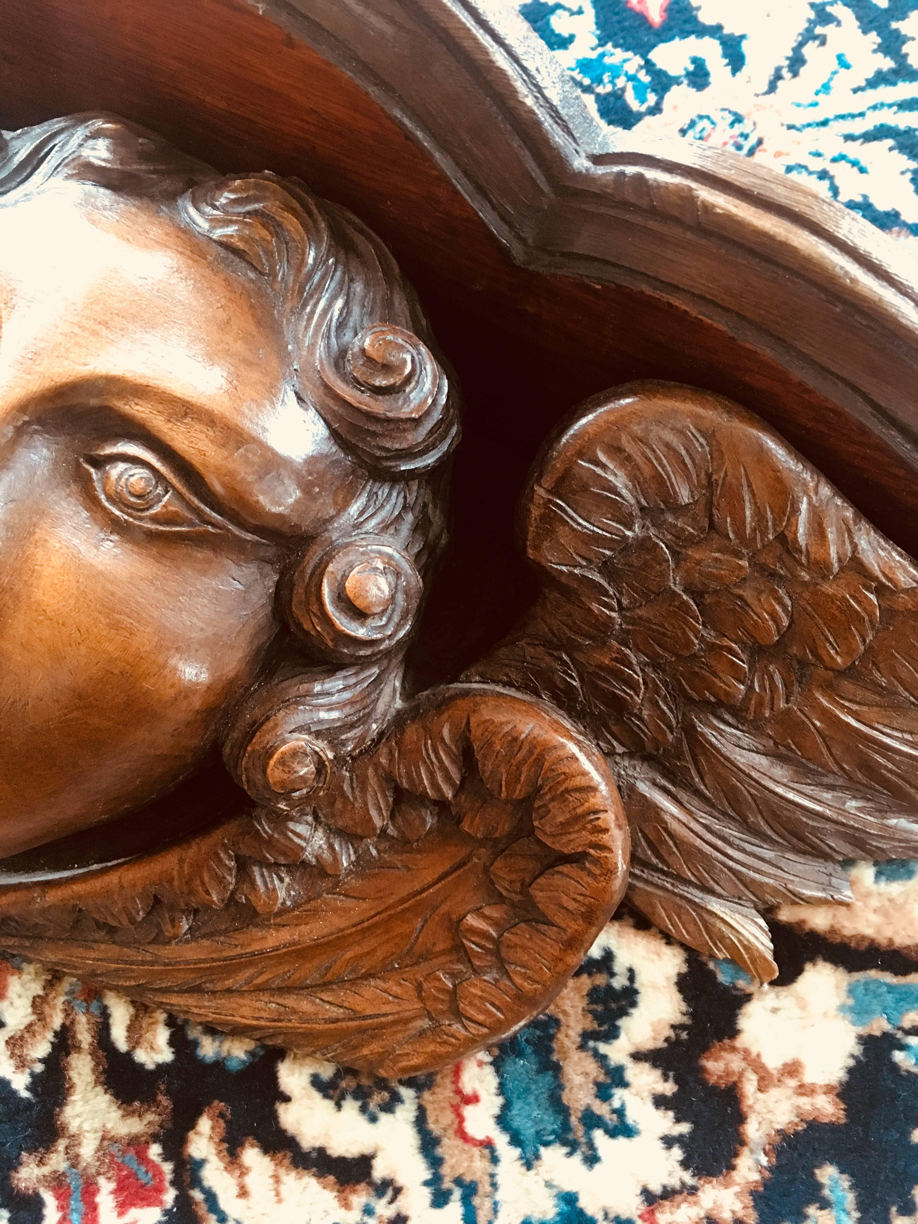 Sculpté à la main Exceptionnelle pièce d'art française du 18ème siècle, tête d'ange avec ailes en vente