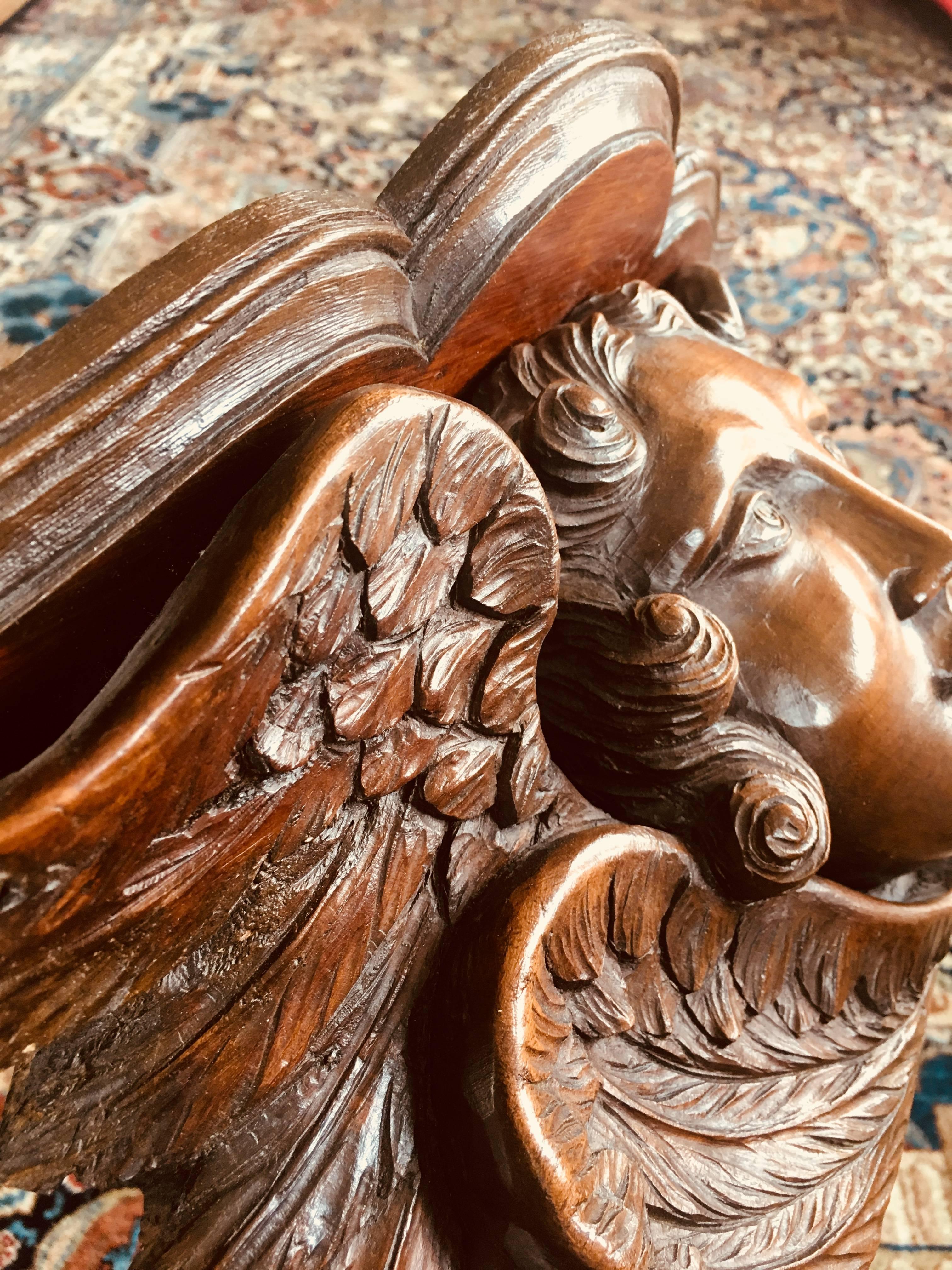 Noyer Exceptionnelle pièce d'art française du 18ème siècle, tête d'ange avec ailes en vente