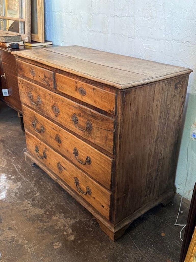 La cómoda francesa de nogal desteñido del siglo XVIII es un mueble rústico con encanto de antaño. Fabricada en madera de nogal desteñida, esta cómoda presenta un diseño sencillo y una estética atemporal que sin duda añadirá un toque de encanto