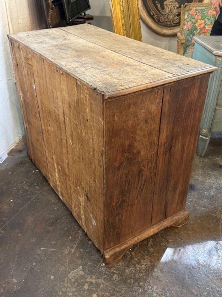 Arqueta francesa de nogal desteñido del siglo XVIII en Bueno estado para la venta en Dallas, TX
