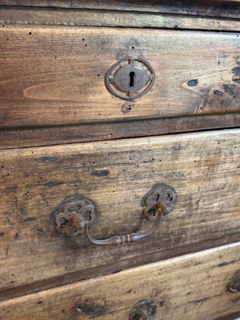 Arqueta francesa de nogal desteñido del siglo XVIII Nogal en venta
