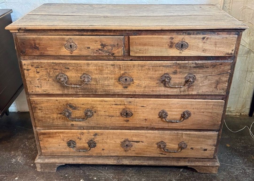 Arqueta francesa de nogal desteñido del siglo XVIII en venta