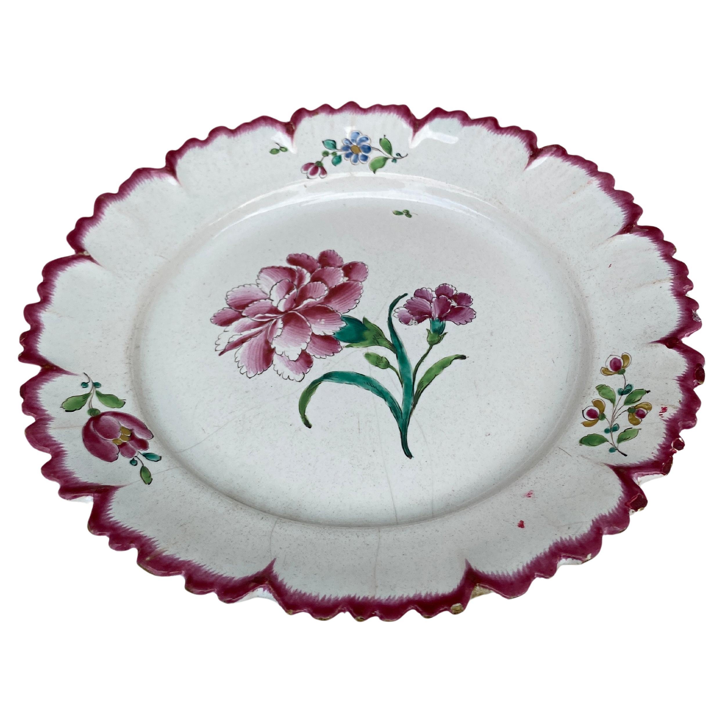 Plato de clavel francés del siglo XVIII , Fabricación de Sceaux.
Frontera déchiqueté.
Las cerámicas de Sceaux se presentan en el Museo Getty y en el MET.
La fábrica de cerámica de Sceaux, a las afueras de París, se fundó inicialmente como fábrica de