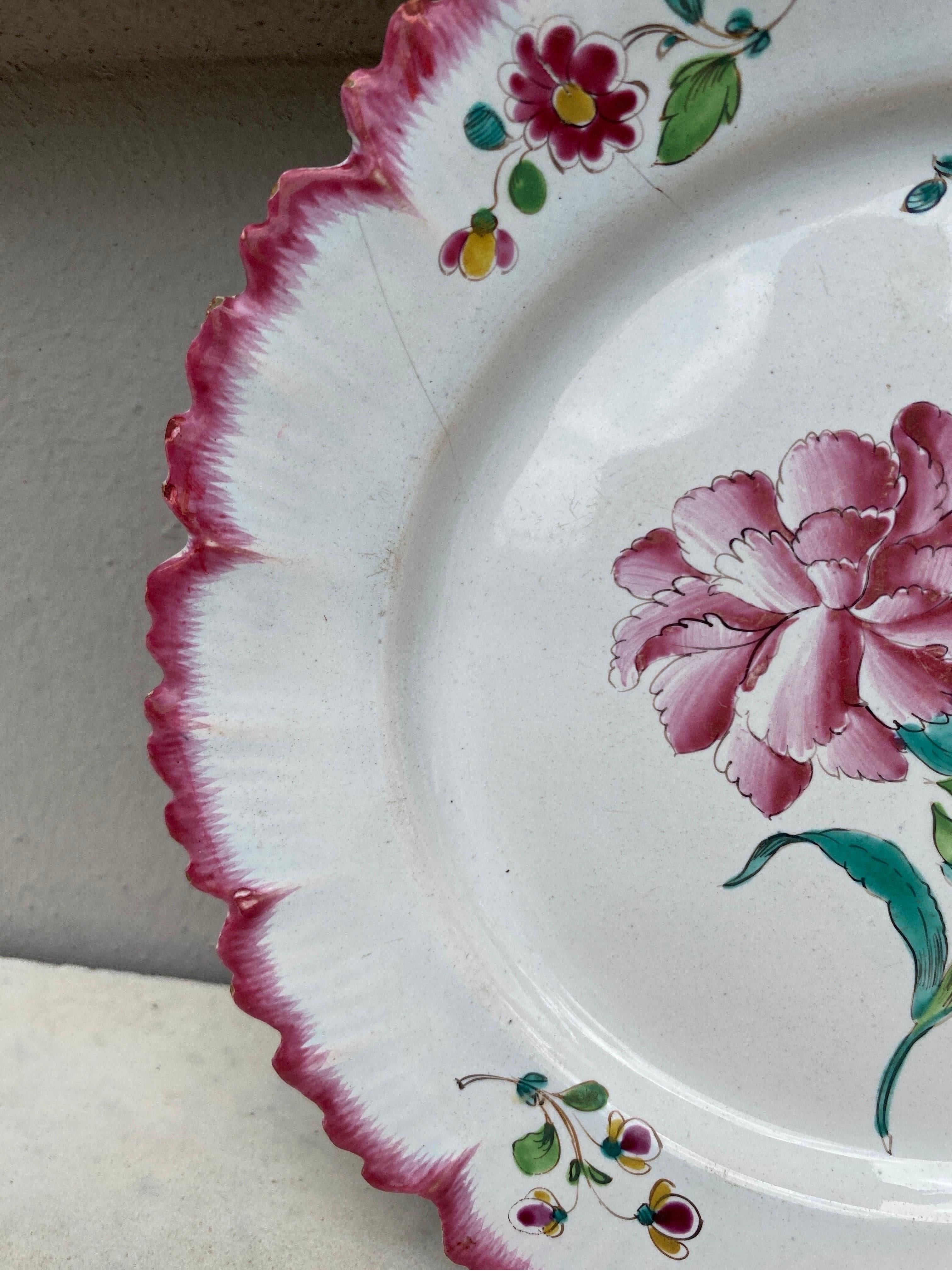 Rococo Assiette à œillet en faïence française du 18e siècle Sceaux en vente