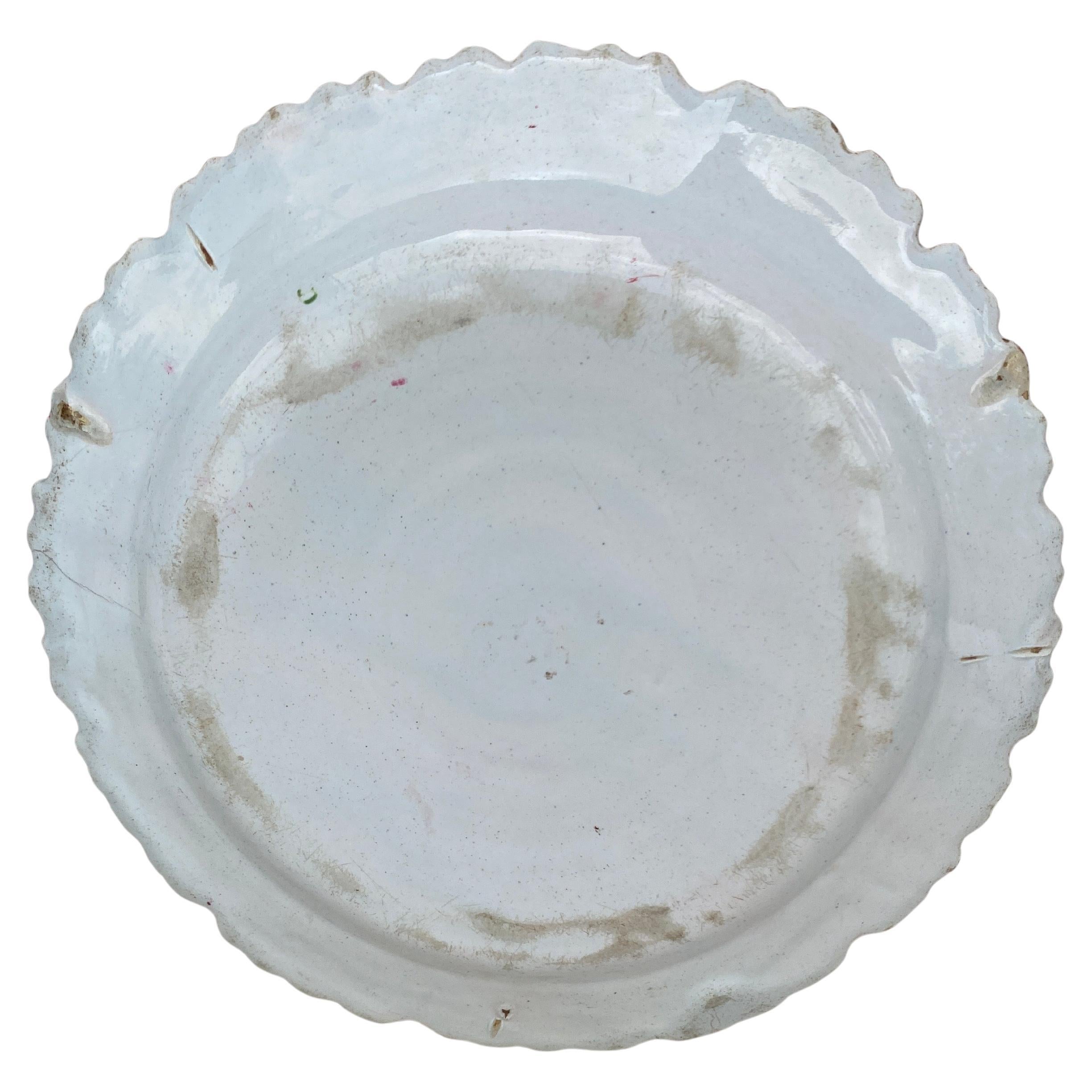 Français Assiette à œillet en faïence française du 18e siècle Sceaux en vente