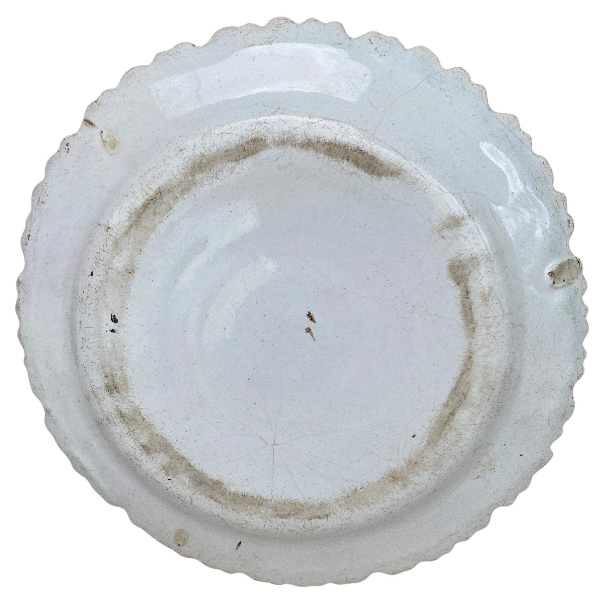 Plato de claveles de loza francesa del siglo XVIII Sceaux Francés en venta