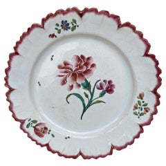 Assiette à œillet en faïence française du 18e siècle Sceaux