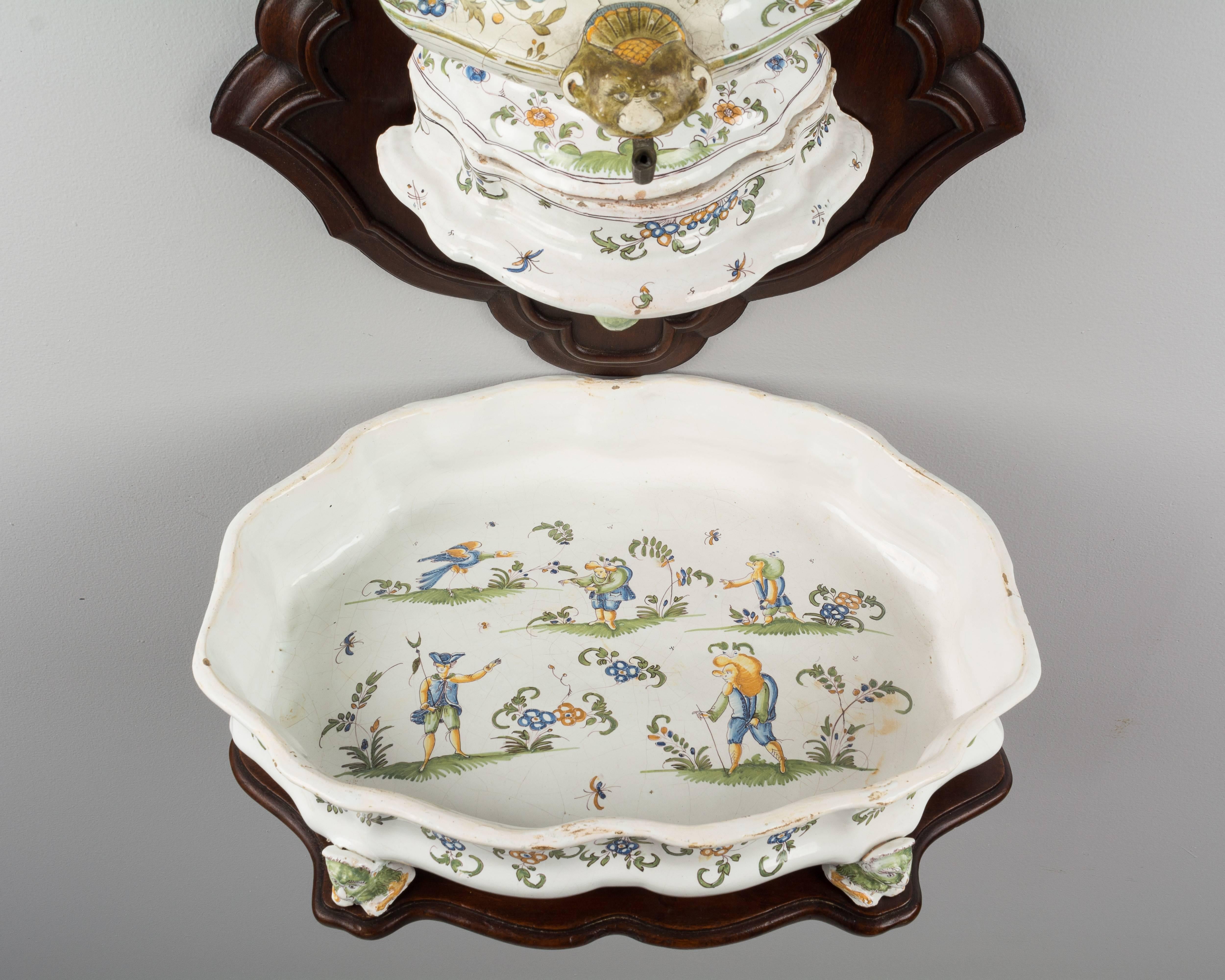 18th Century French Faience Lavabo from Moustiers For Sale 3