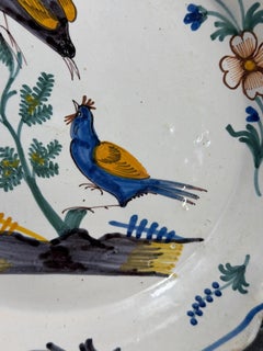 Plato francés de loza de Nevers del siglo XVIII - Decoración con pájaros de estilo chinoiserie - 9 pulgadas