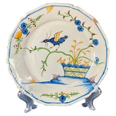 Plato francés de loza de Nevers del siglo XVIII - Decoración con pájaros de estilo chinoiserie - 9 pulgadas