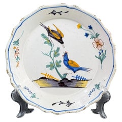 Plato francés de loza de Nevers del siglo XVIII - Decoración con pájaros de estilo chinoiserie - 9 pulgadas