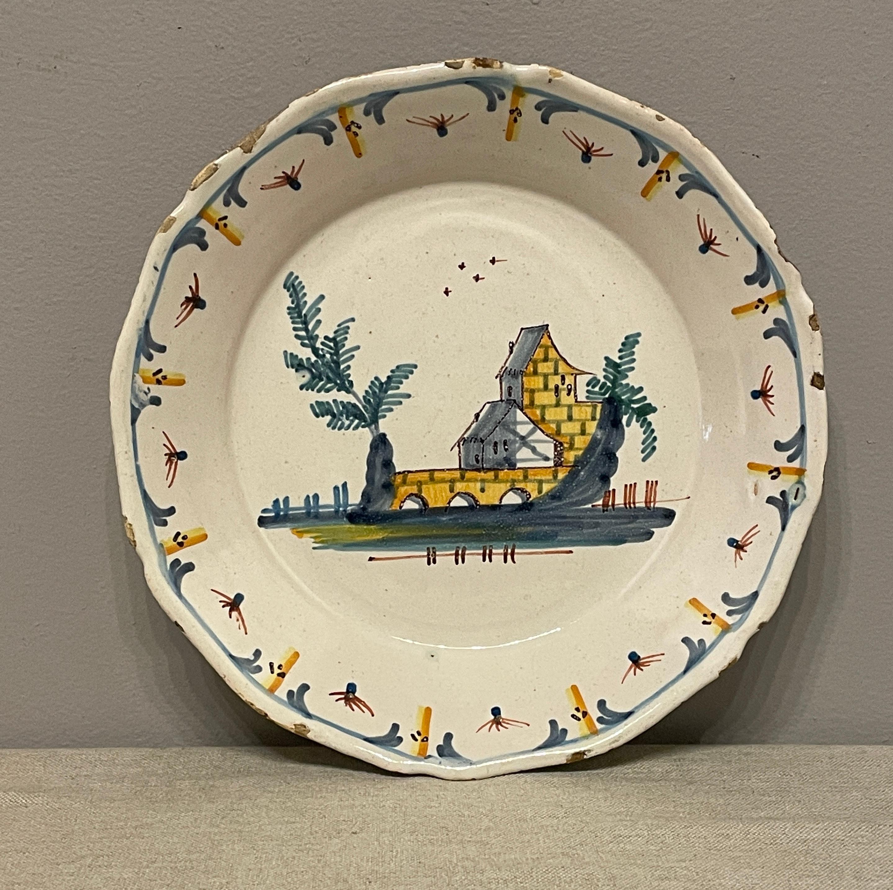 Buena loza francesa del siglo XVIII procedente de La Rochelle con decoración primitiva pintada a mano. Todo en buen estado, con desconchones en los bordes. No se observan entradas ni restauraciones. Las dimensiones son 9