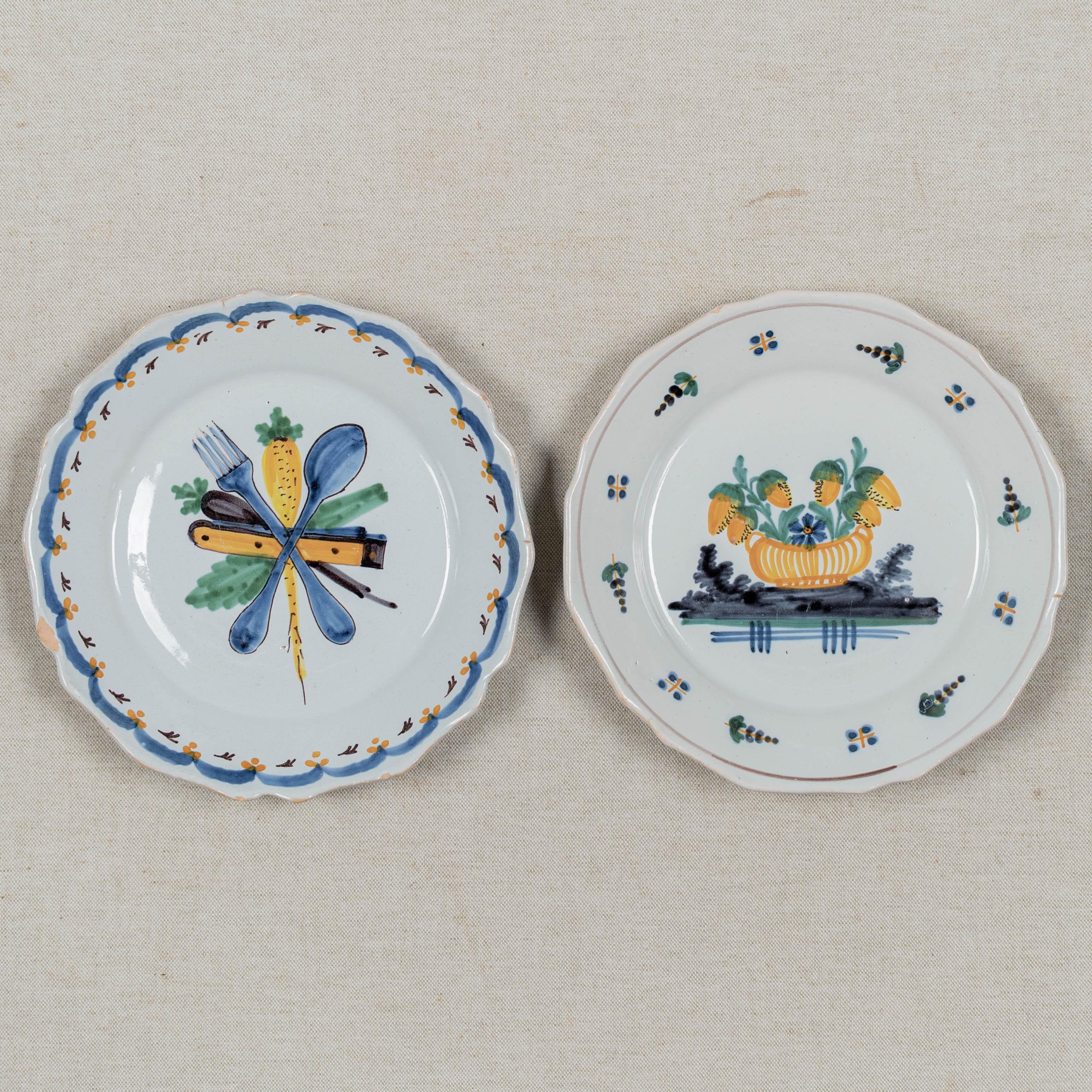 Conjunto de dos platos de loza francesa del siglo XVIII con decoración primitiva pintada a mano. Pequeños desconchones y pérdidas de vidriado en los bordes del borde festoneado. No se observan grietas ni restauraciones. Hacia 1780-1800
Dimensiones: