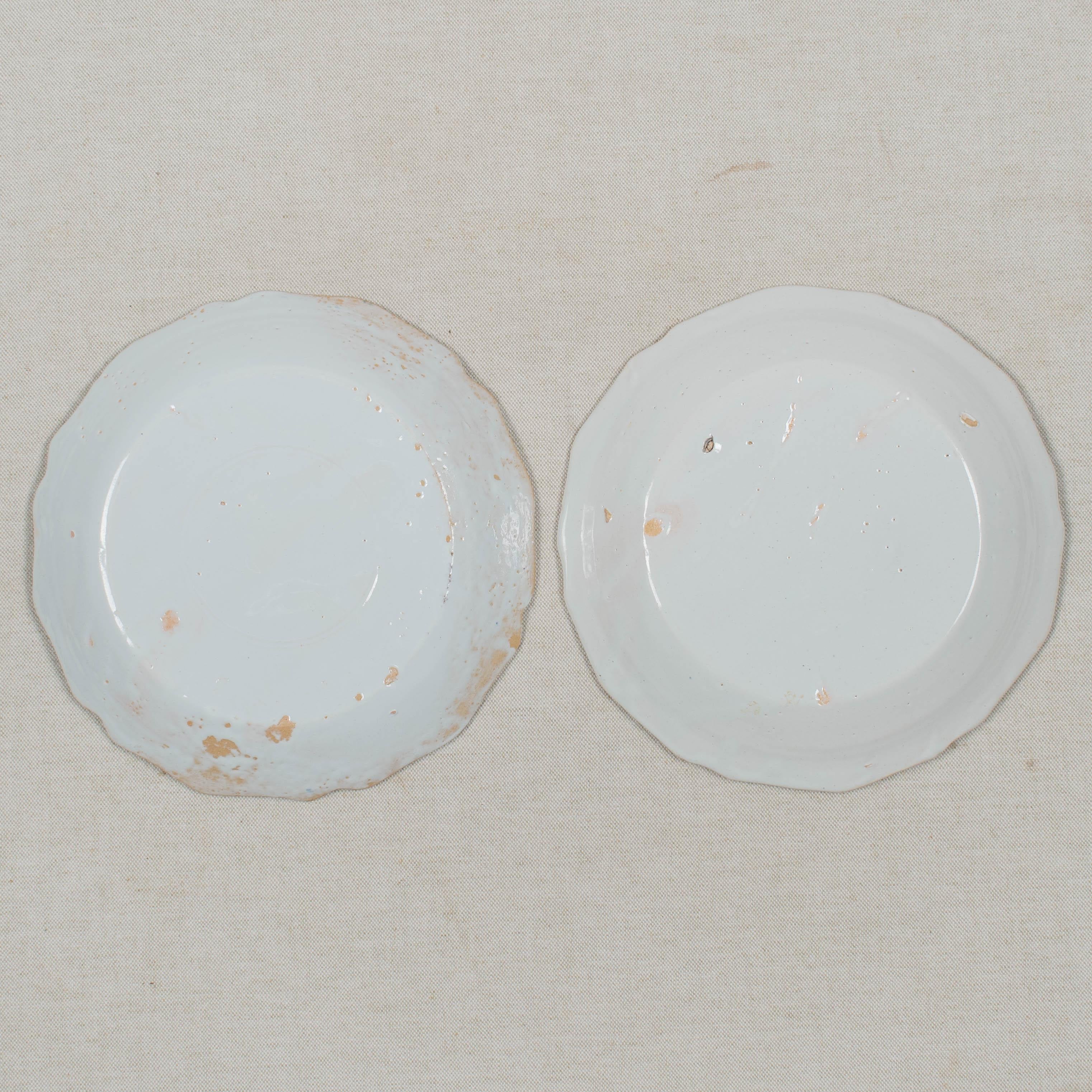 Juego de 2 platos de loza francesa del siglo XVIII Provincial francés en venta