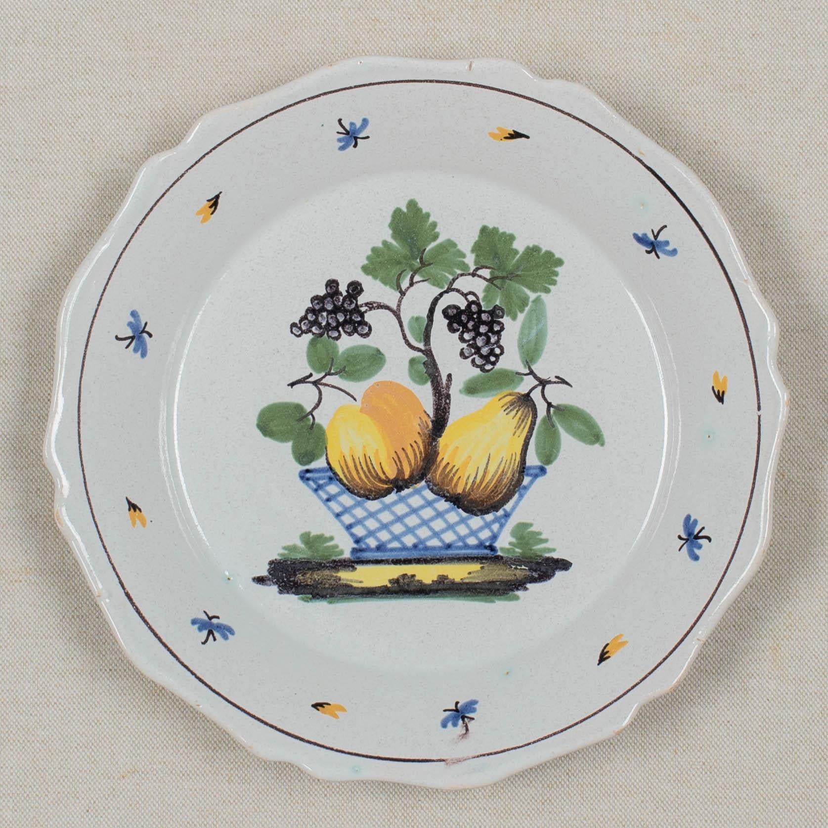 Juego de 4 platos de loza francesa del siglo XVIII Pintado a mano en venta