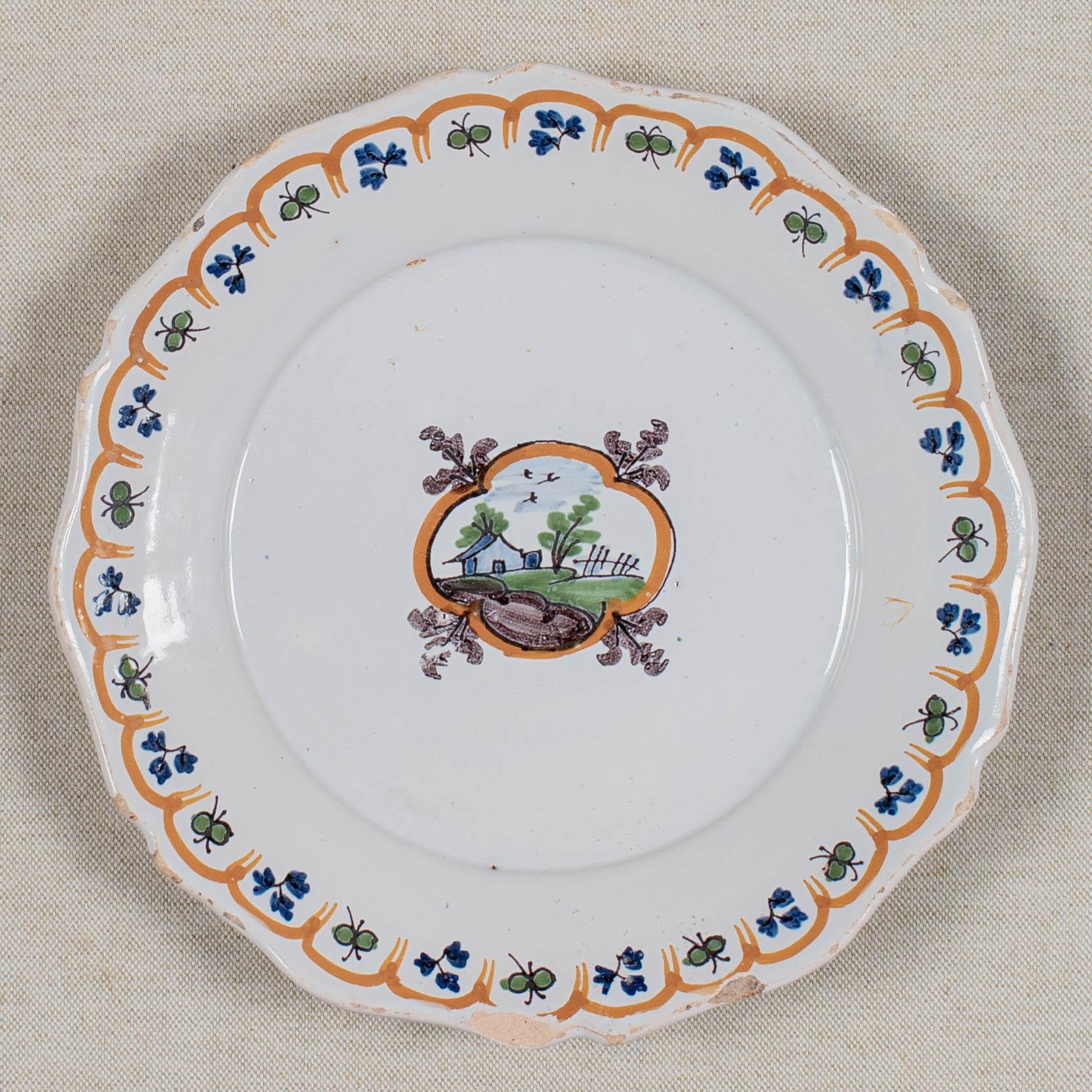 Juego de 4 platos de loza francesa del siglo XVIII Pintado a mano en venta