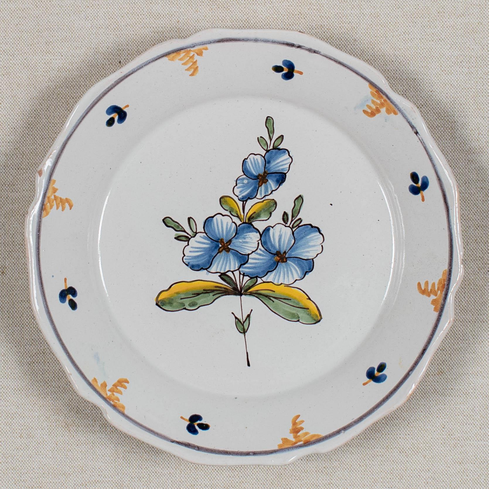 Juego de 4 platos de loza francesa del siglo XVIII en venta 1