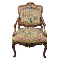 Poltrona Fauteuil de la Reine francese del XVIII secolo in legno di noce