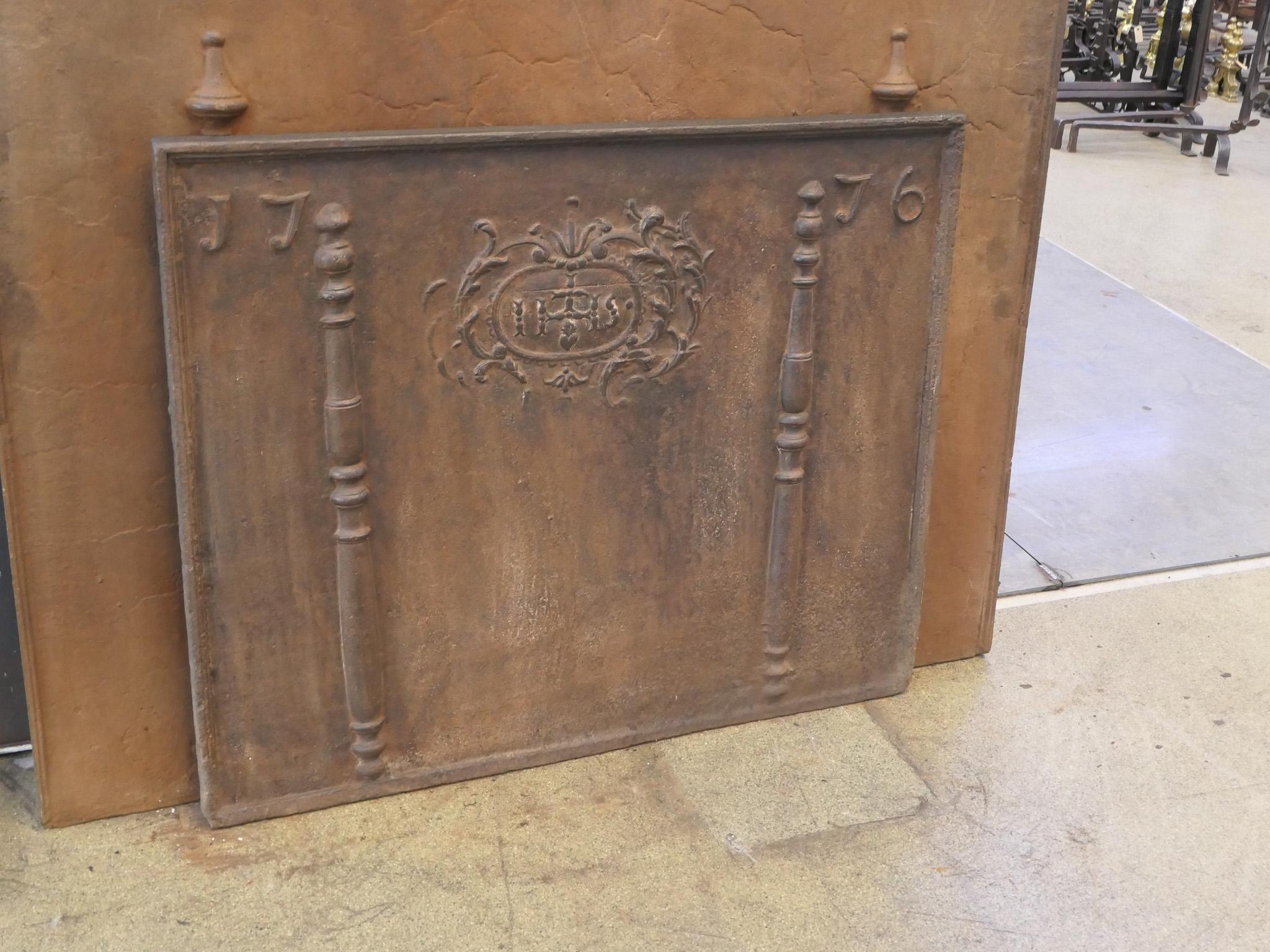 18th Century French Fireback / Backsplash 'Pillars with Medieval IHS Monogram' In Good Condition For Sale In Soest, NL